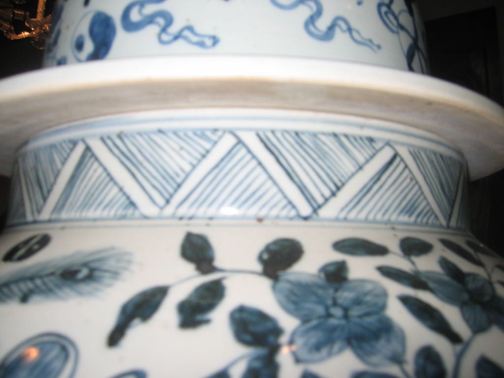 Paire de pots de temple chinois bleus et blancs vintage avec couvercles Bon état - En vente à Dallas, TX