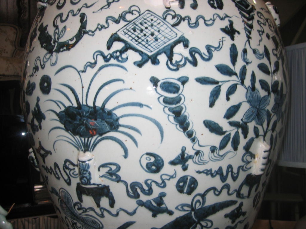 20ième siècle Paire de pots de temple chinois bleus et blancs vintage avec couvercles en vente