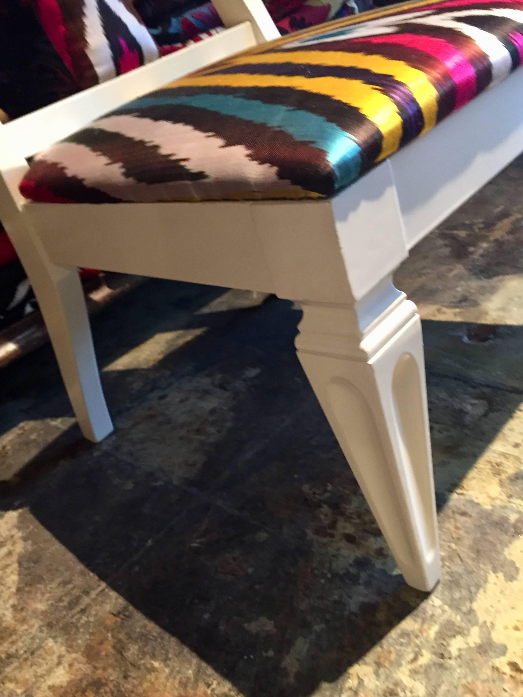 Paire de chaises pantoufles Ikat en soie dans le style de James Mont Bon état - En vente à Dallas, TX