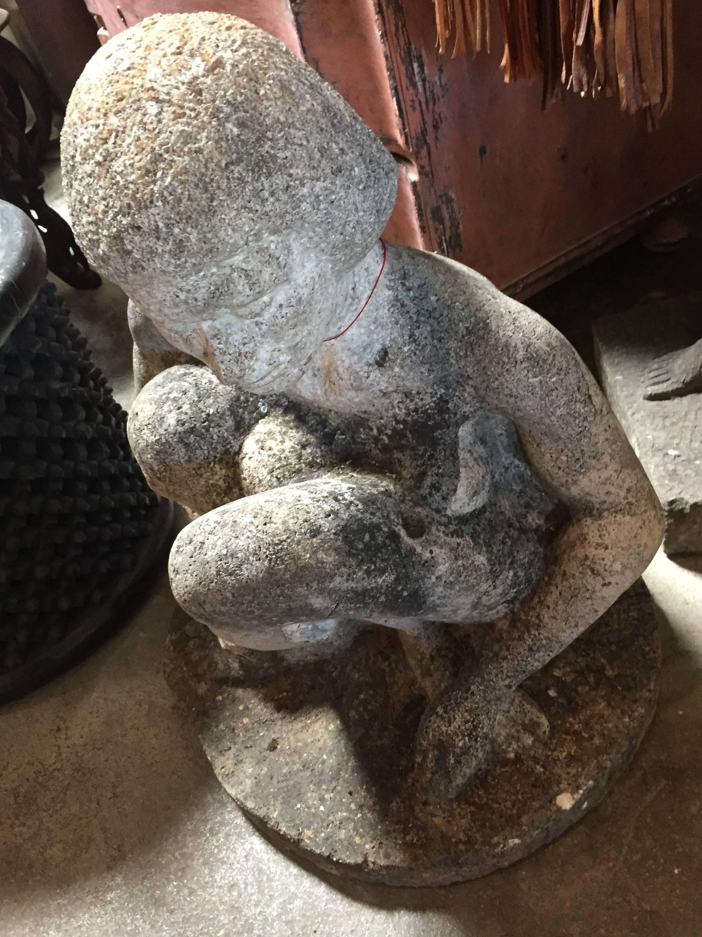 Scultura francese in pietra calcarea degli anni '30 proveniente da Parigi.