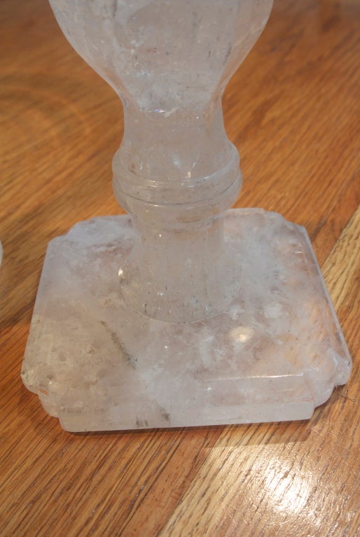 Belle paire de chandeliers en cristal de roche à base carrée.
