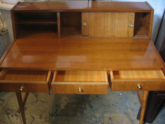 Pallisandre Schreibtisch mit drei Schubladen und Schiebetürfach. Offenes Regal, Messingbeschläge und französisch polierte Oberfläche.