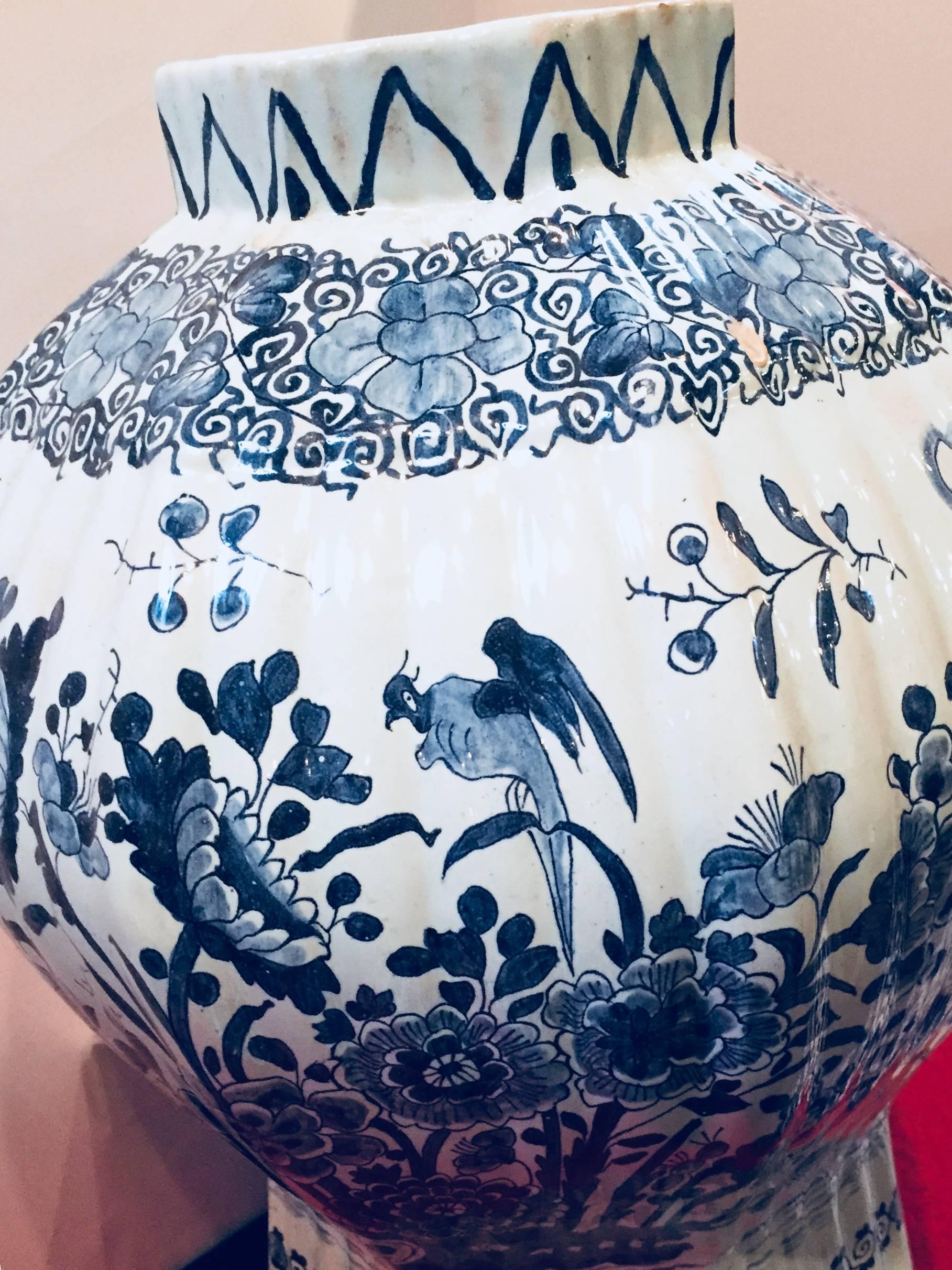 Un unico importante vaso delft a balaustra del XVIII secolo.