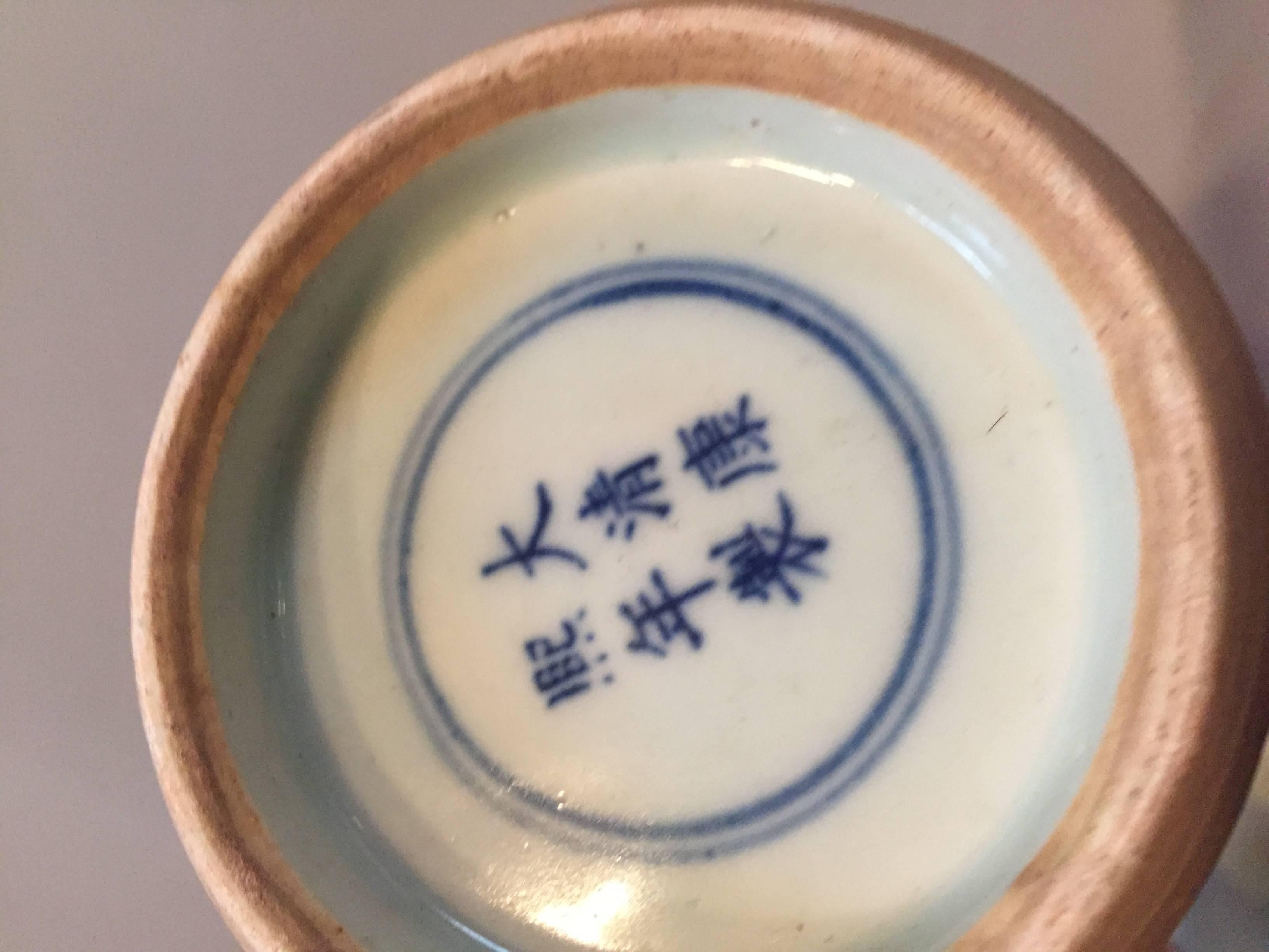 Coppia di vasi cinesi firmati
Questi vasi sono insoliti, con aree bianche scanalate e aperture a tromba. Le decorazioni blu e bianche sono paesaggi.