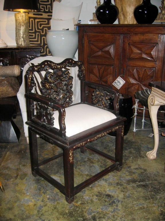 Chaise chinoise incrustée de nacre avec coussin en lin et détails sculptés à la main.