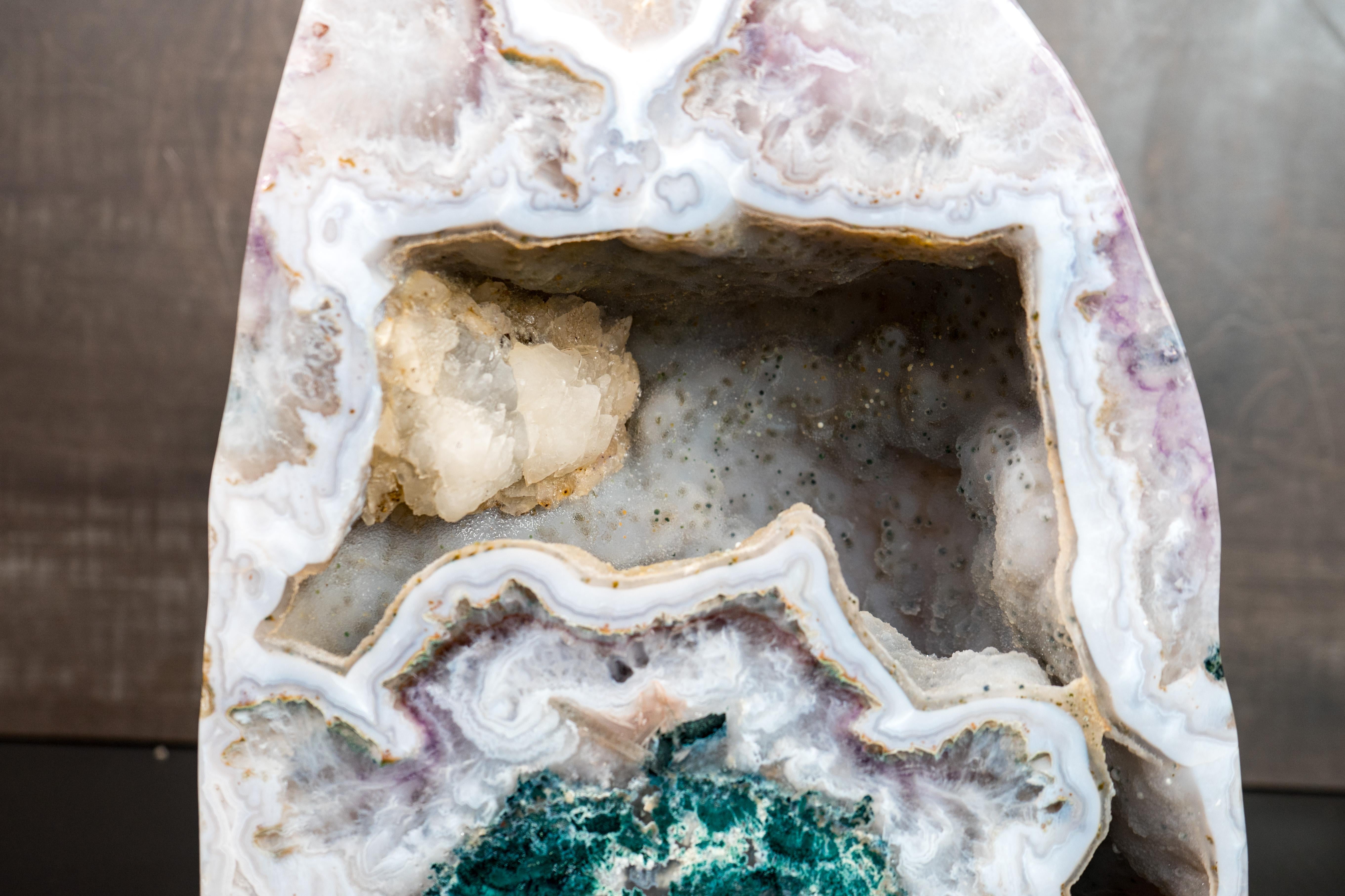 Rare White Agate with Crystal and Green Jasper Geode In New Condition For Sale In Ametista Do Sul, BR