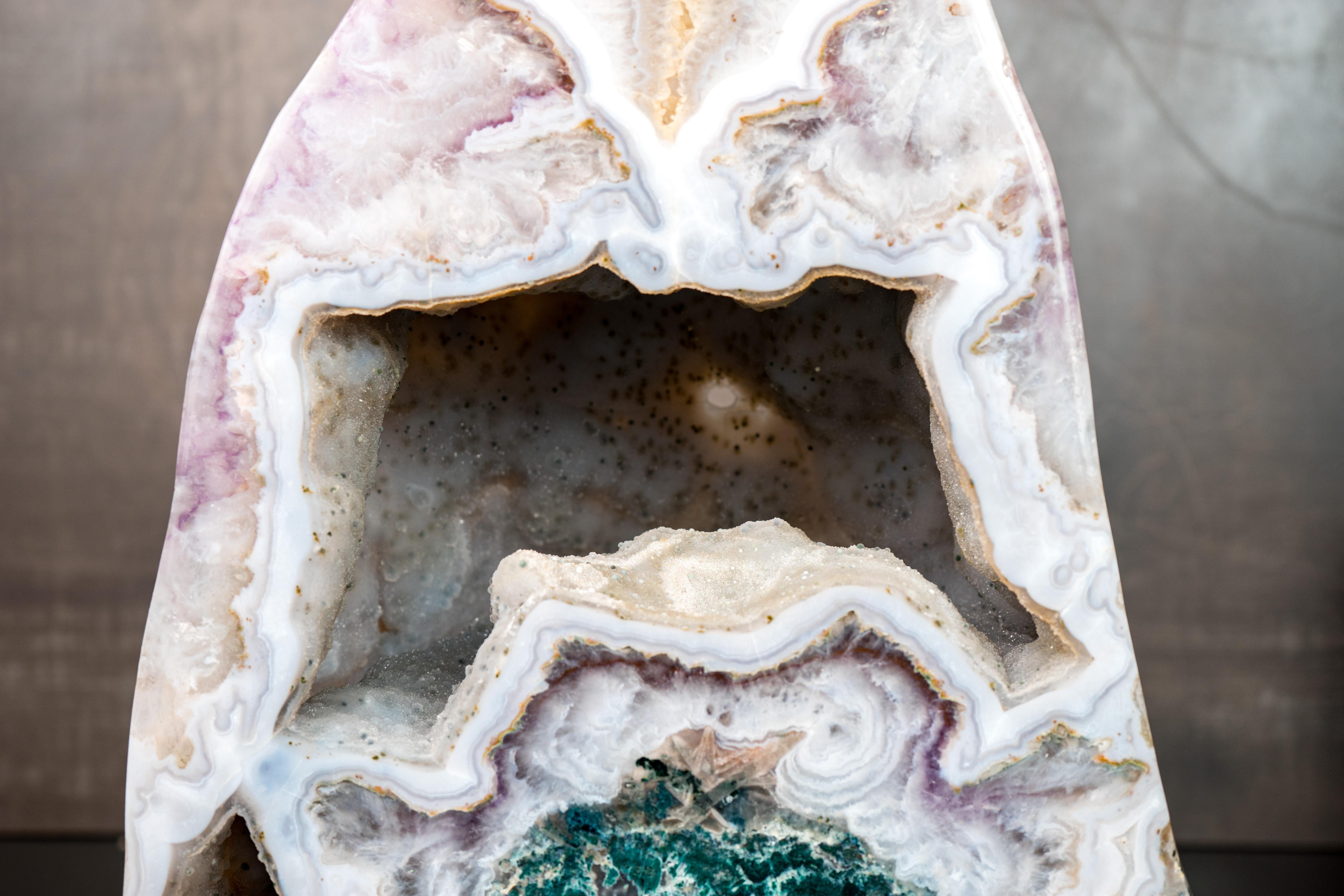 Rare White Agate Geode with Crystal and Green Jasper In New Condition For Sale In Ametista Do Sul, BR