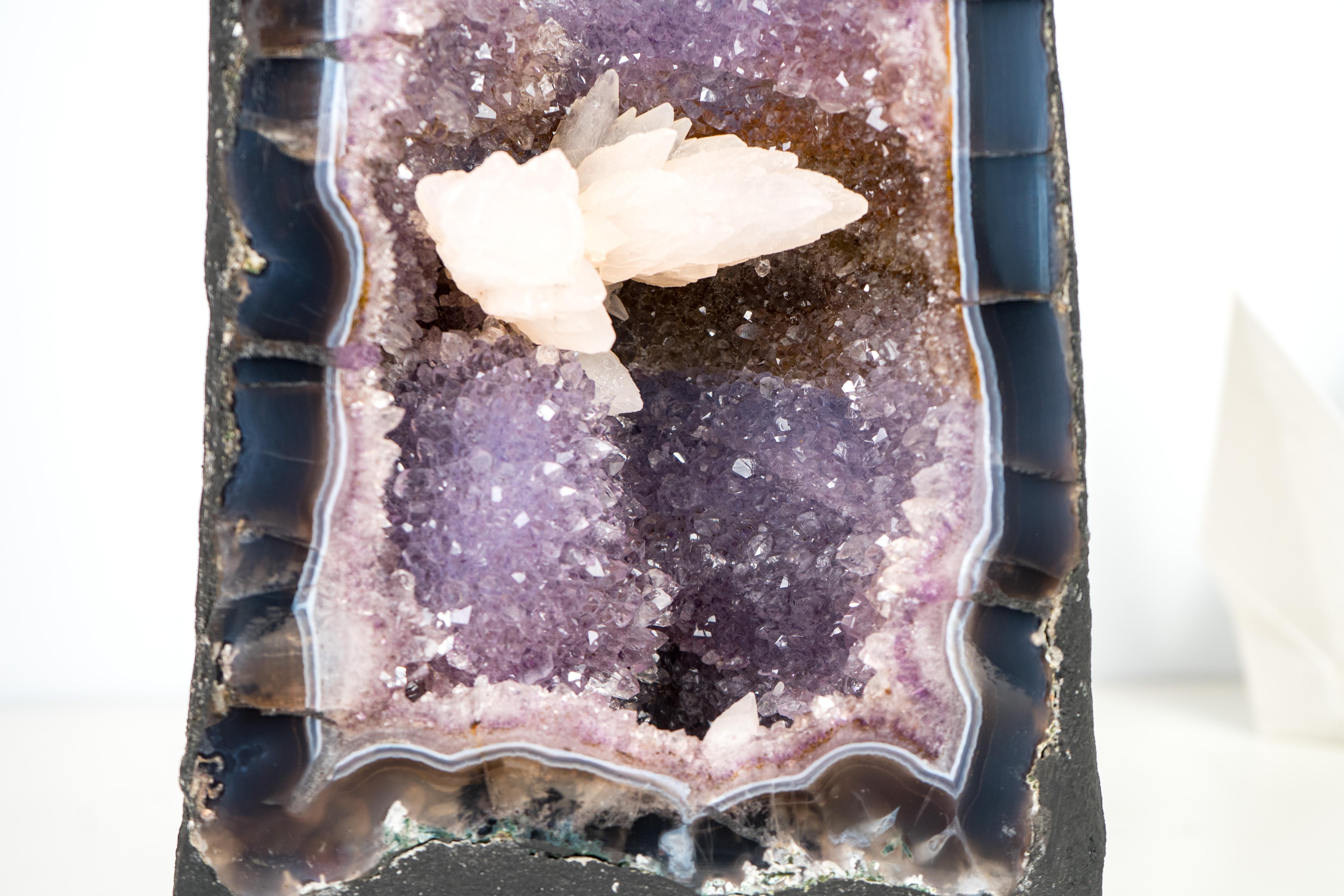 Geode Cathedral with Rare Reactive fluorescent Calcite In New Condition For Sale In Ametista Do Sul, BR