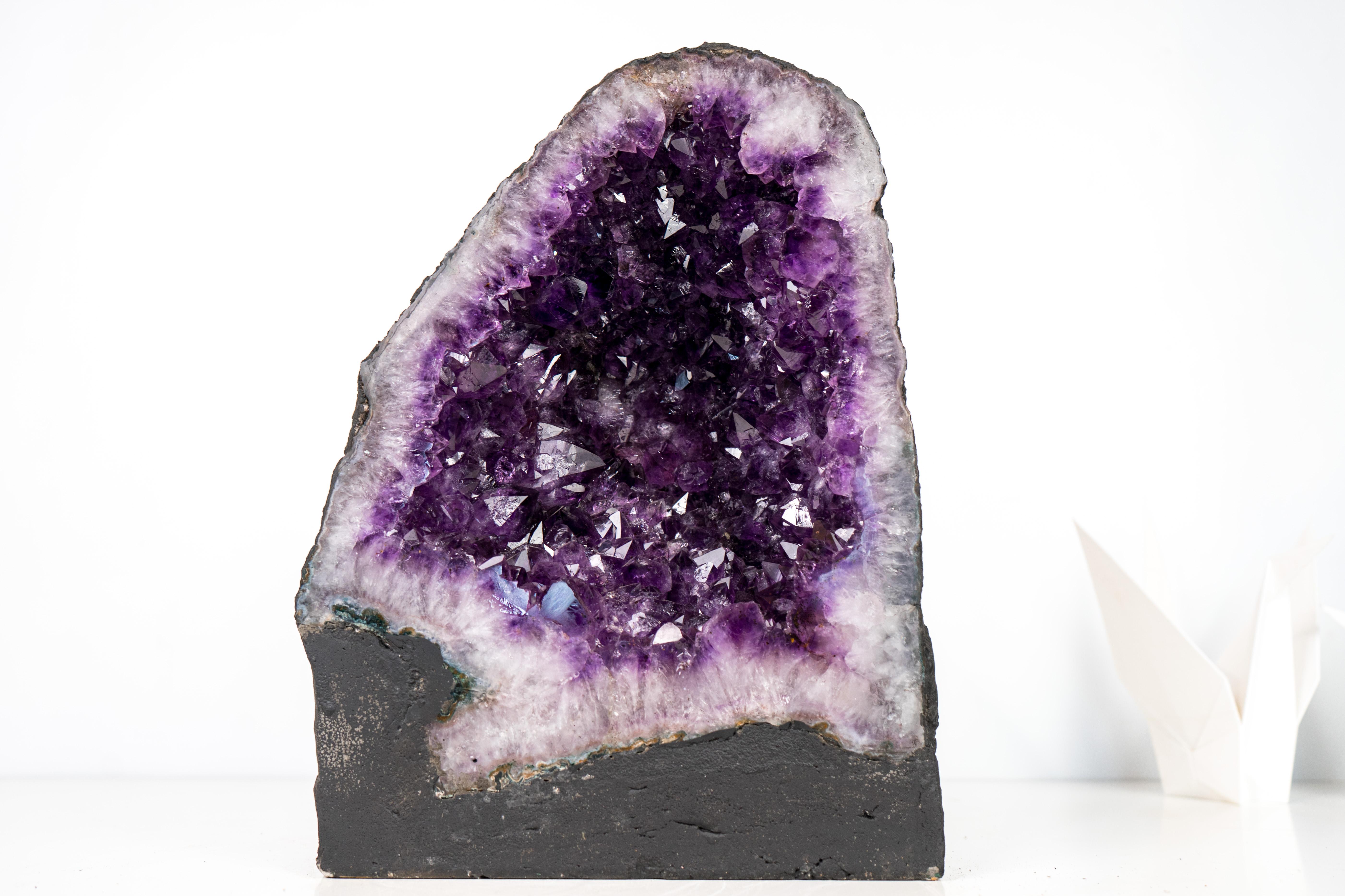 Brasiliano Geode cattedrale di ametista viola intenso in vendita