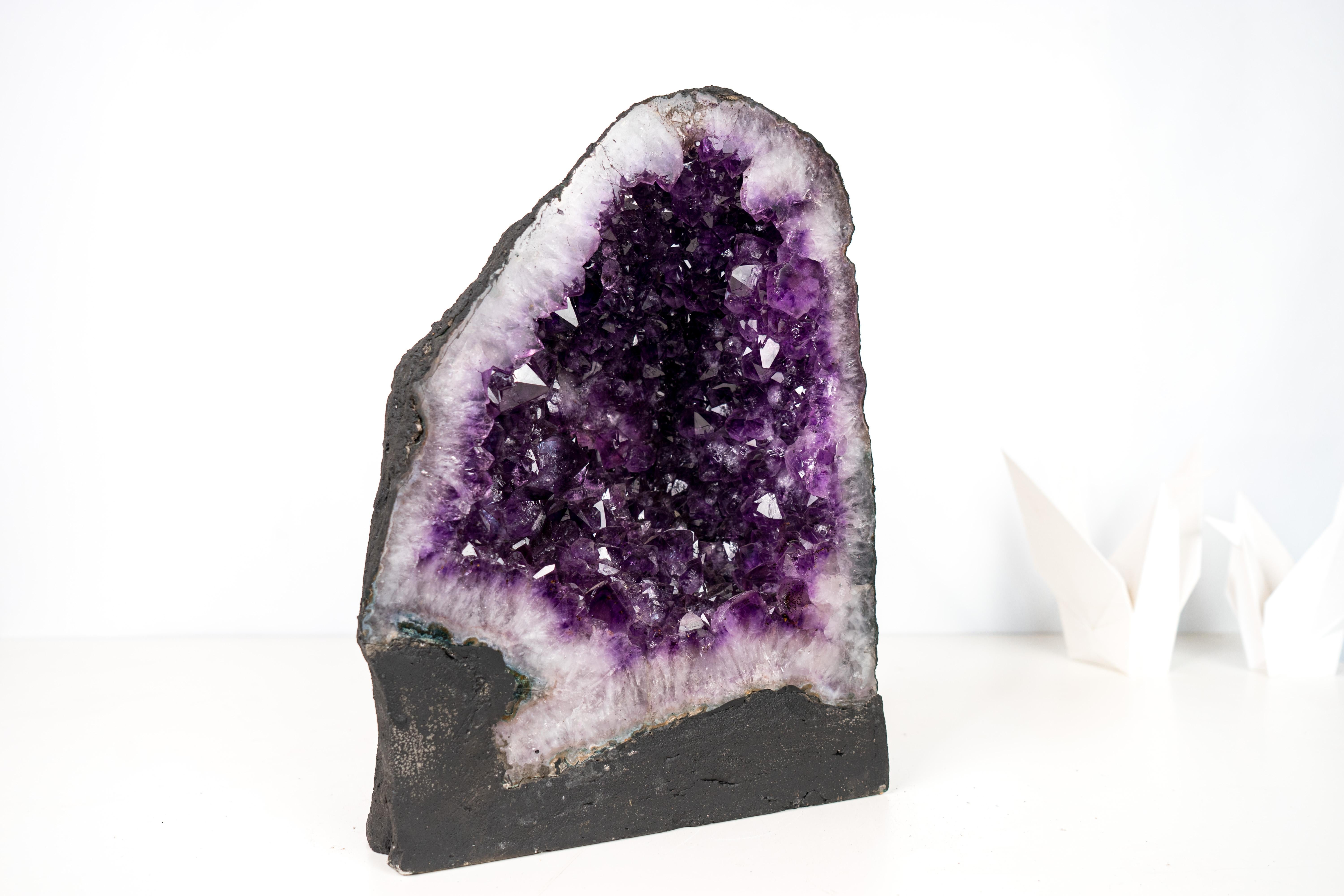Cristallo Geode cattedrale di ametista viola intenso in vendita