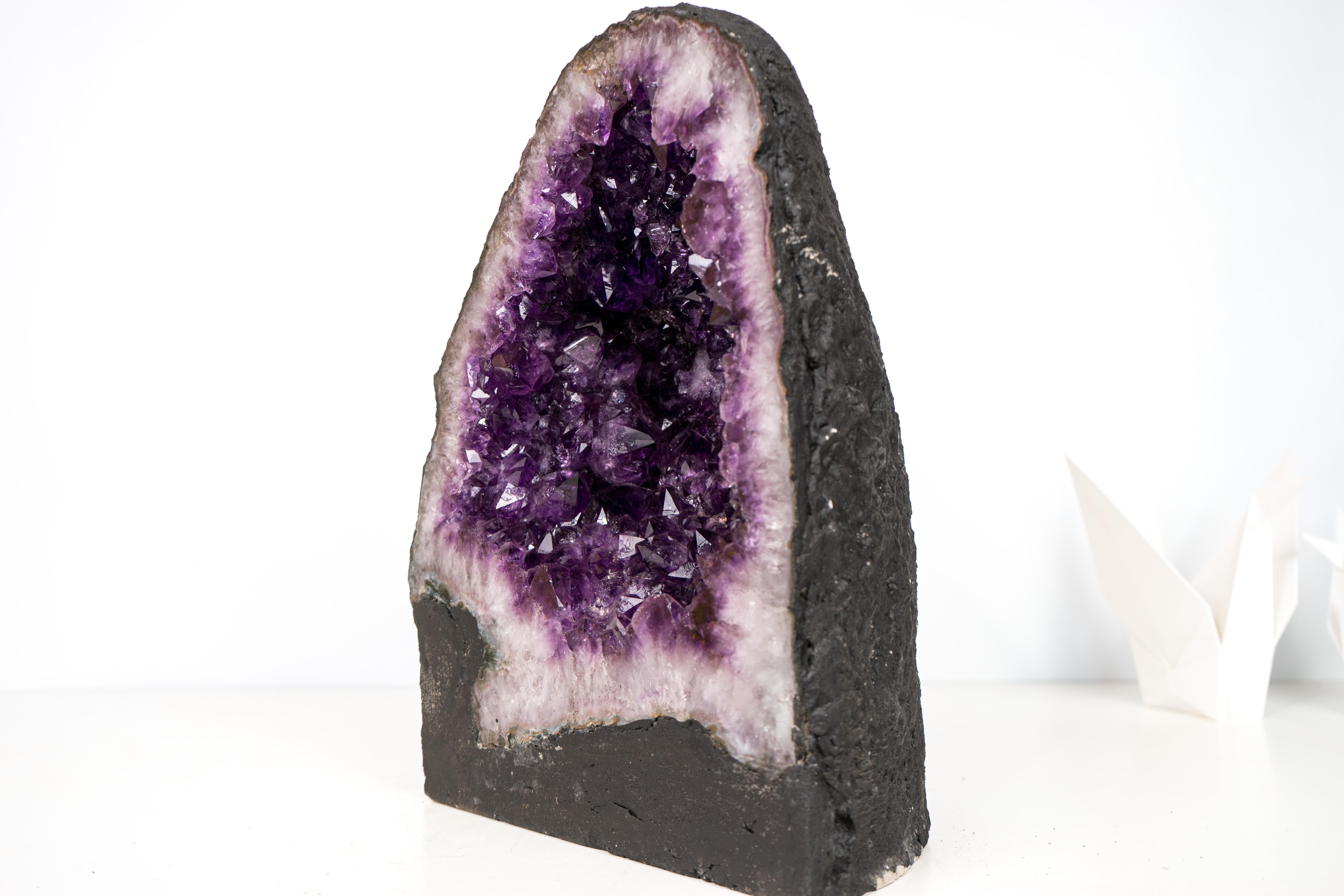 Geode cattedrale di ametista viola intenso in vendita 1