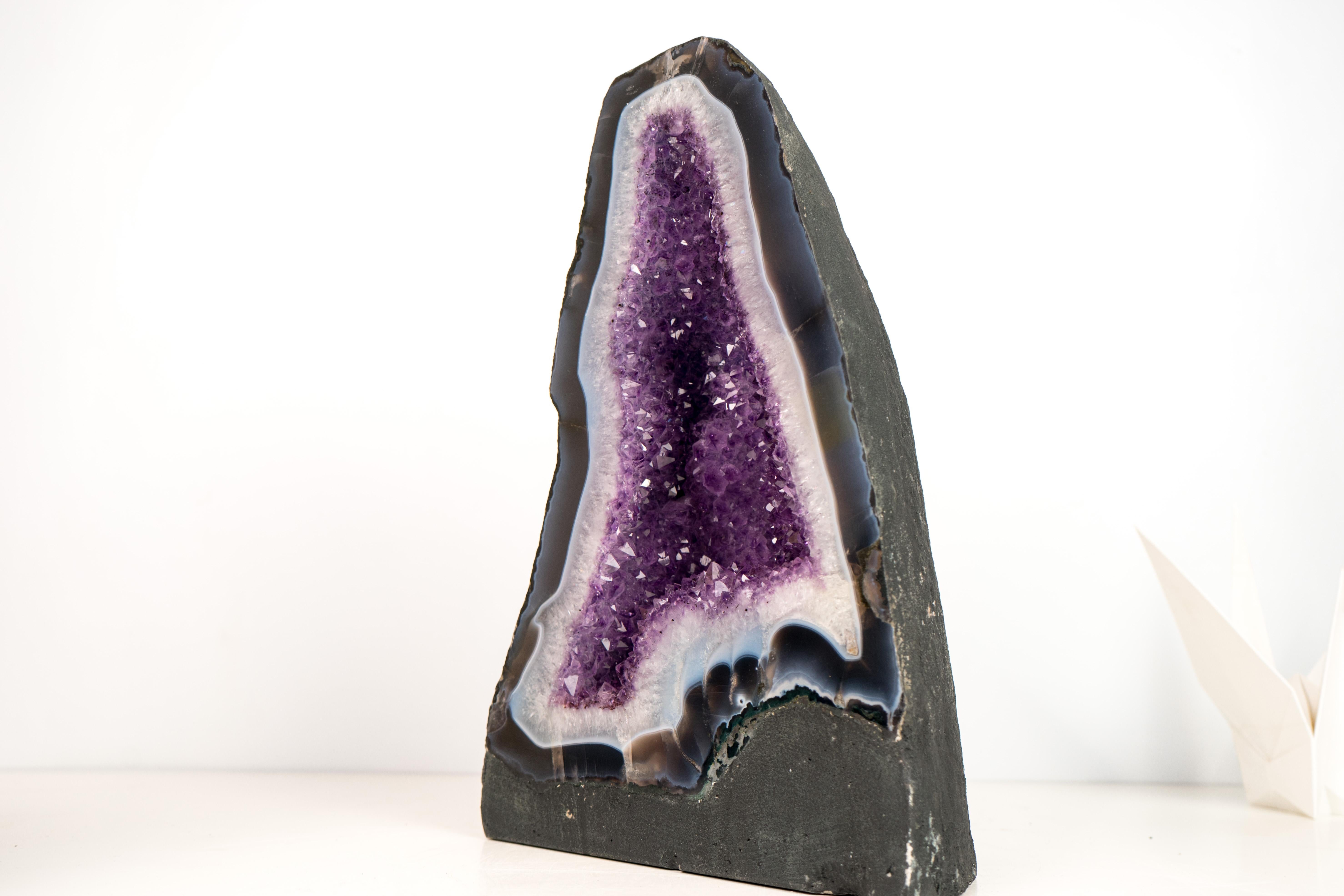 Rare Blue & White Lace Agate Geode with Sparkling Violet Amethyst Druzy In New Condition For Sale In Ametista Do Sul, BR
