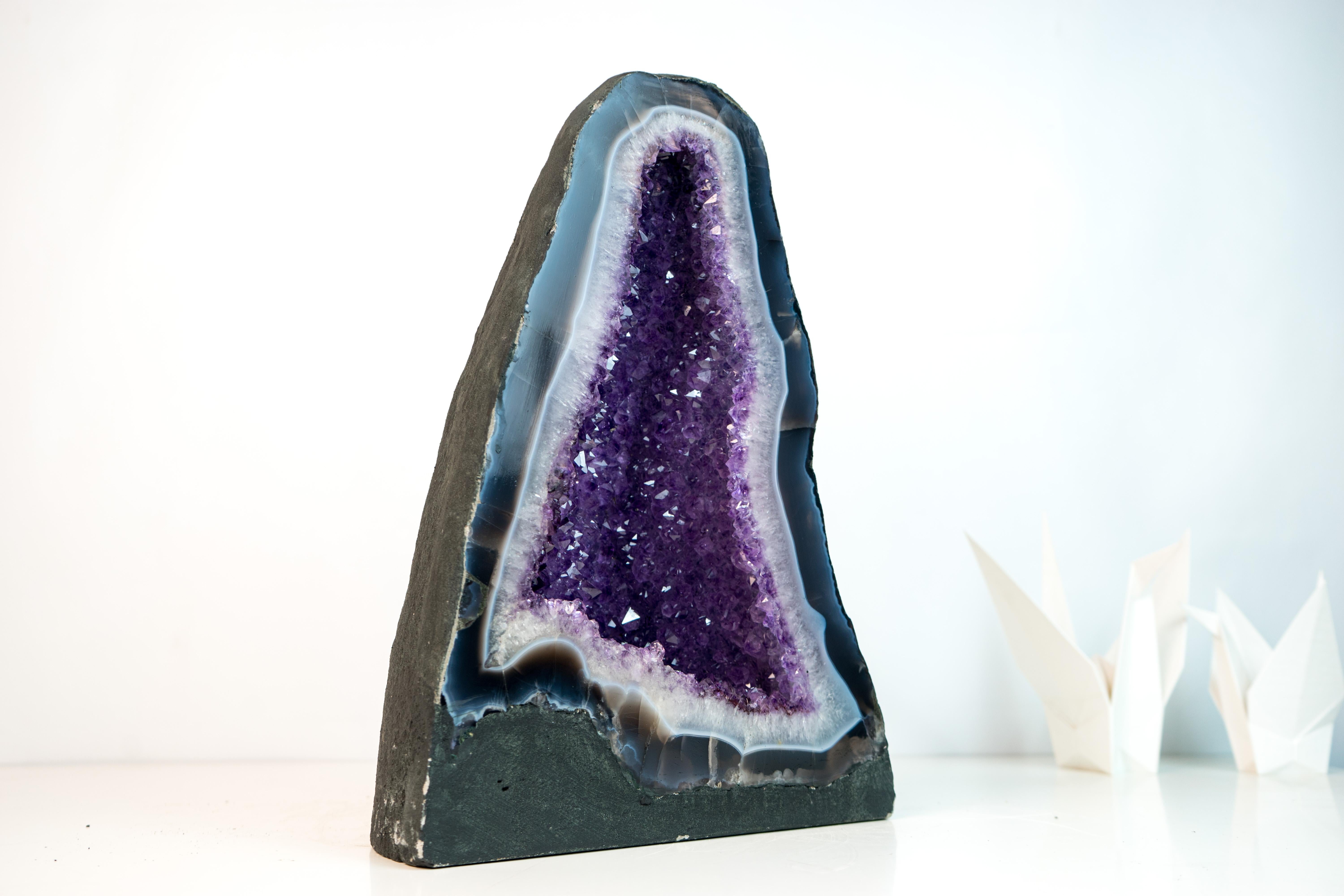 Exceptional Blue & White Lace Agate Geode with Sparkling Violet Amethyst Druzy In New Condition For Sale In Ametista Do Sul, BR