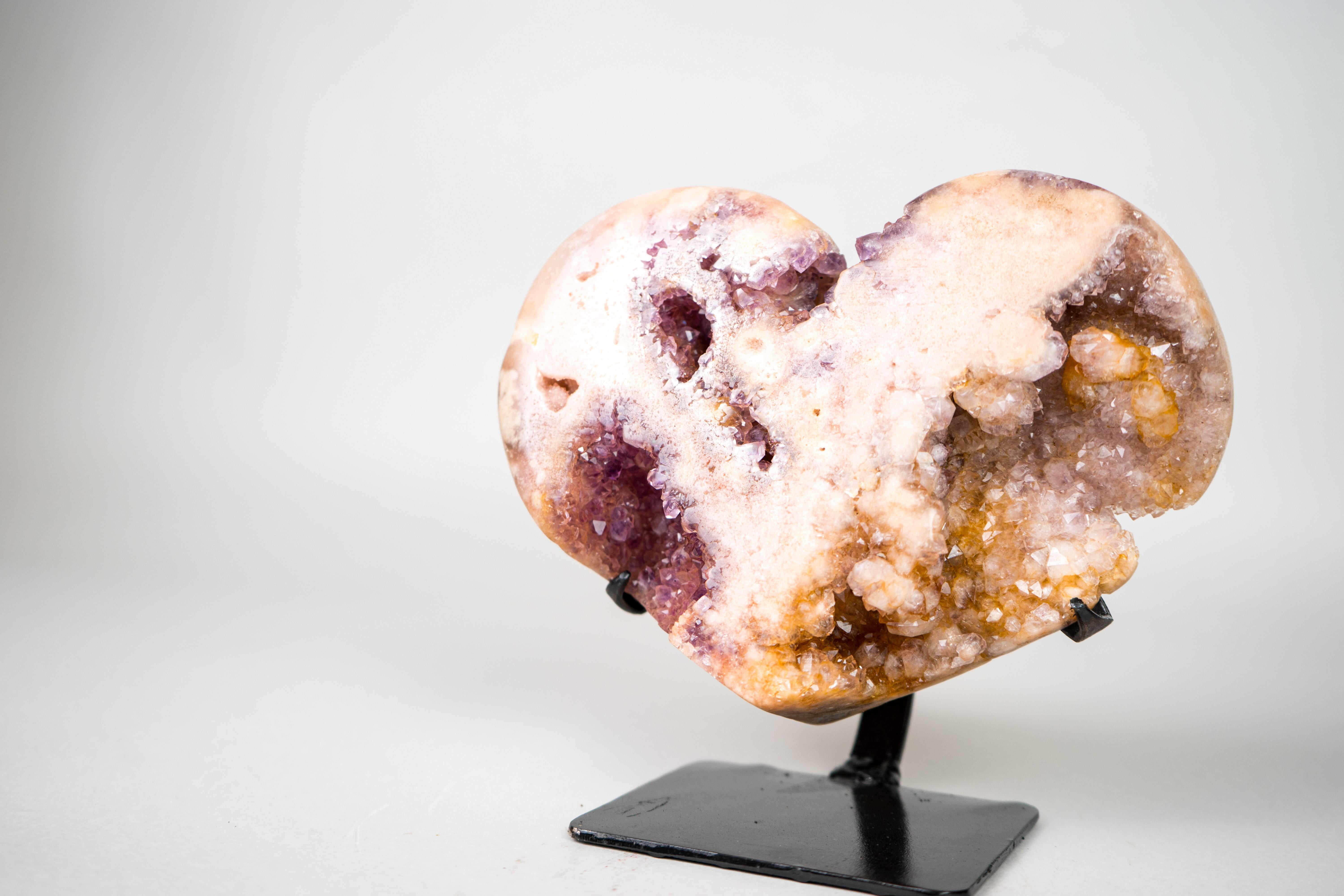 Raro cuore di ametista rosa con rosa e druzy giallo in vendita 1