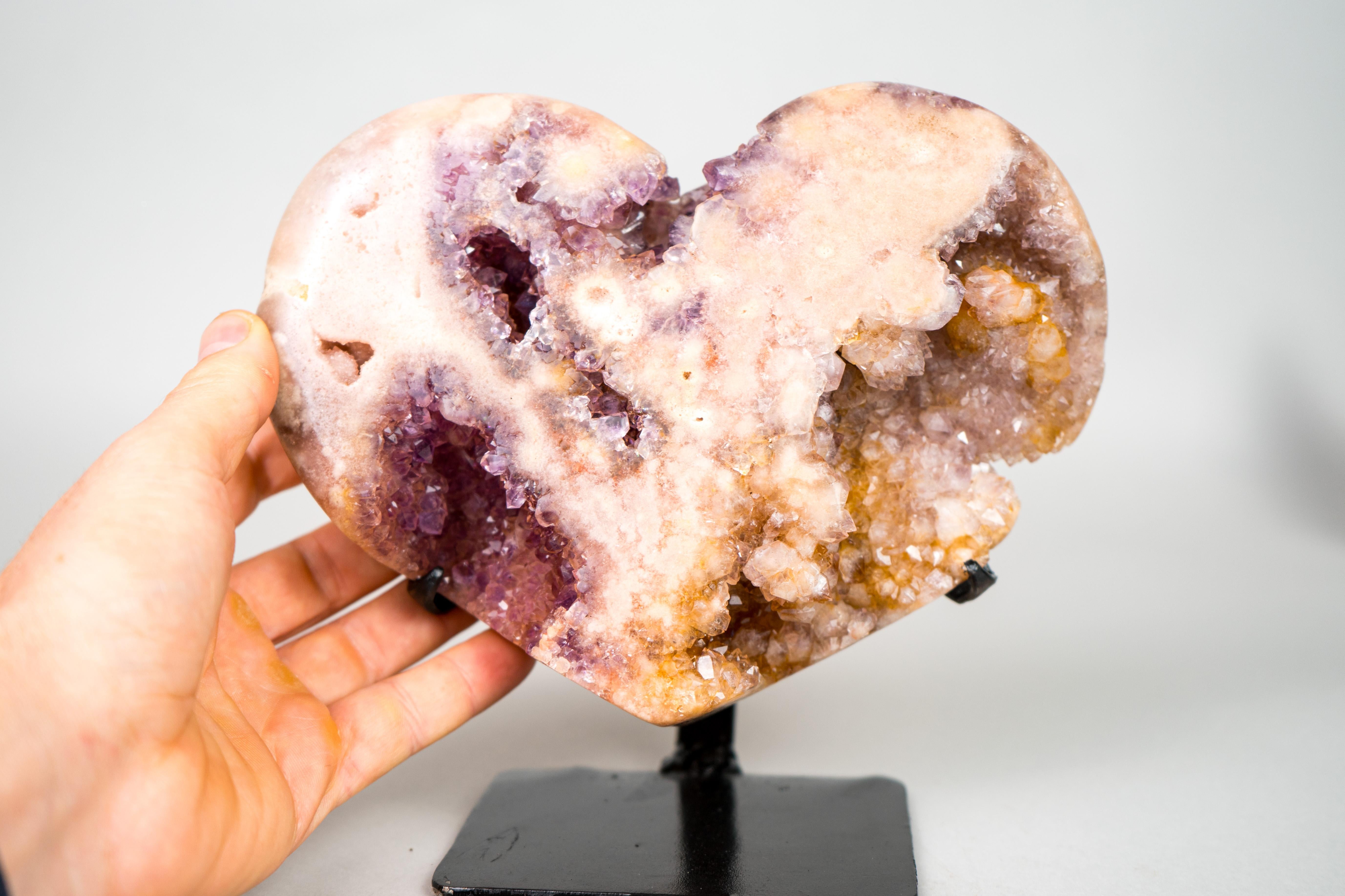 XXI secolo e contemporaneo Raro cuore di ametista rosa con rosa e druzy giallo in vendita