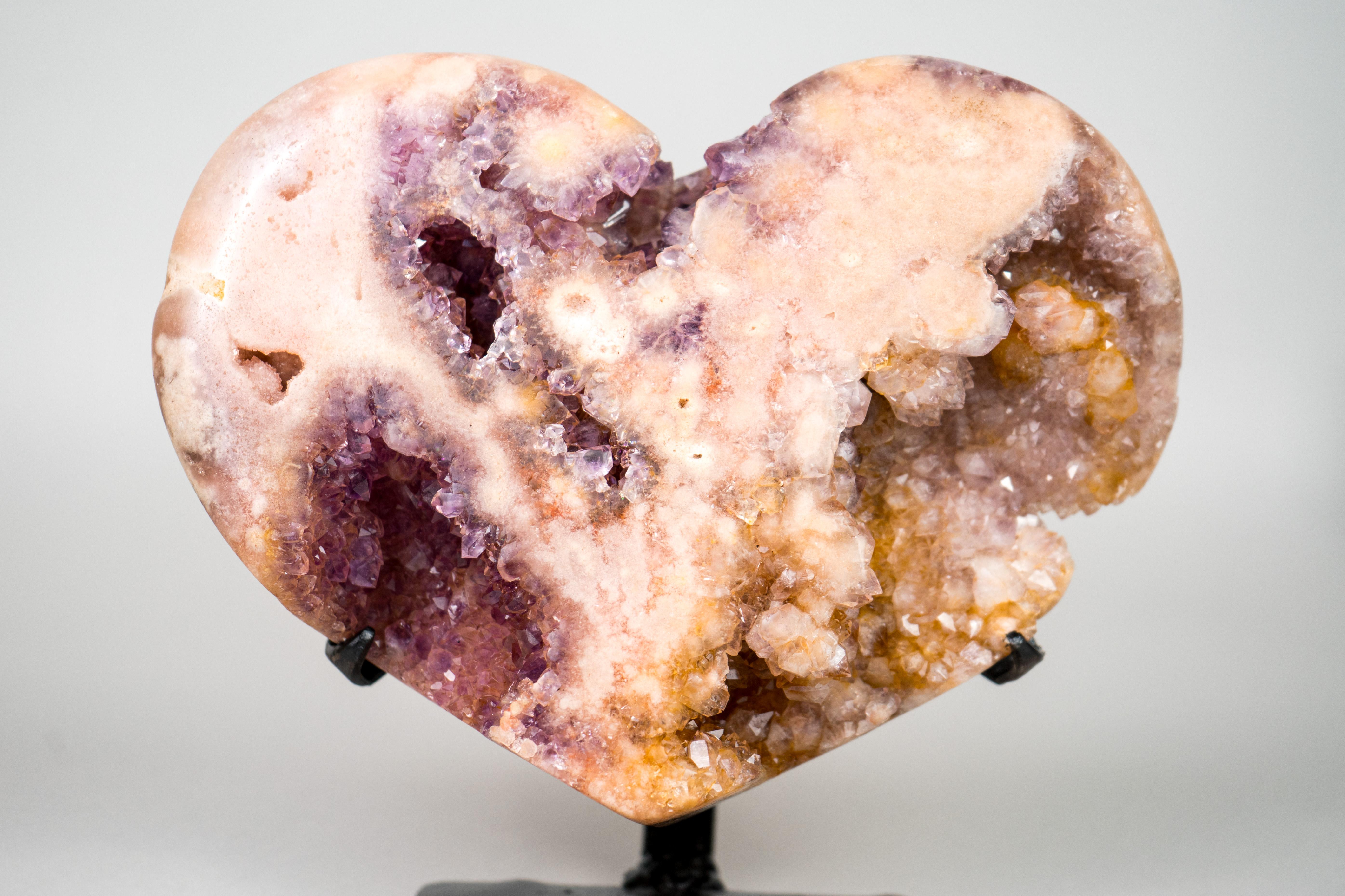 Splendido e bellissimo cuore di ametista a doppio colore (rosa e giallo) 

▫️ Descrizione

Uno splendido cuore di ametista rosa, con una rara ametista cristallizzata su un cuore splendidamente intagliato. Dona gioia a qualsiasi spazio ed è un regalo