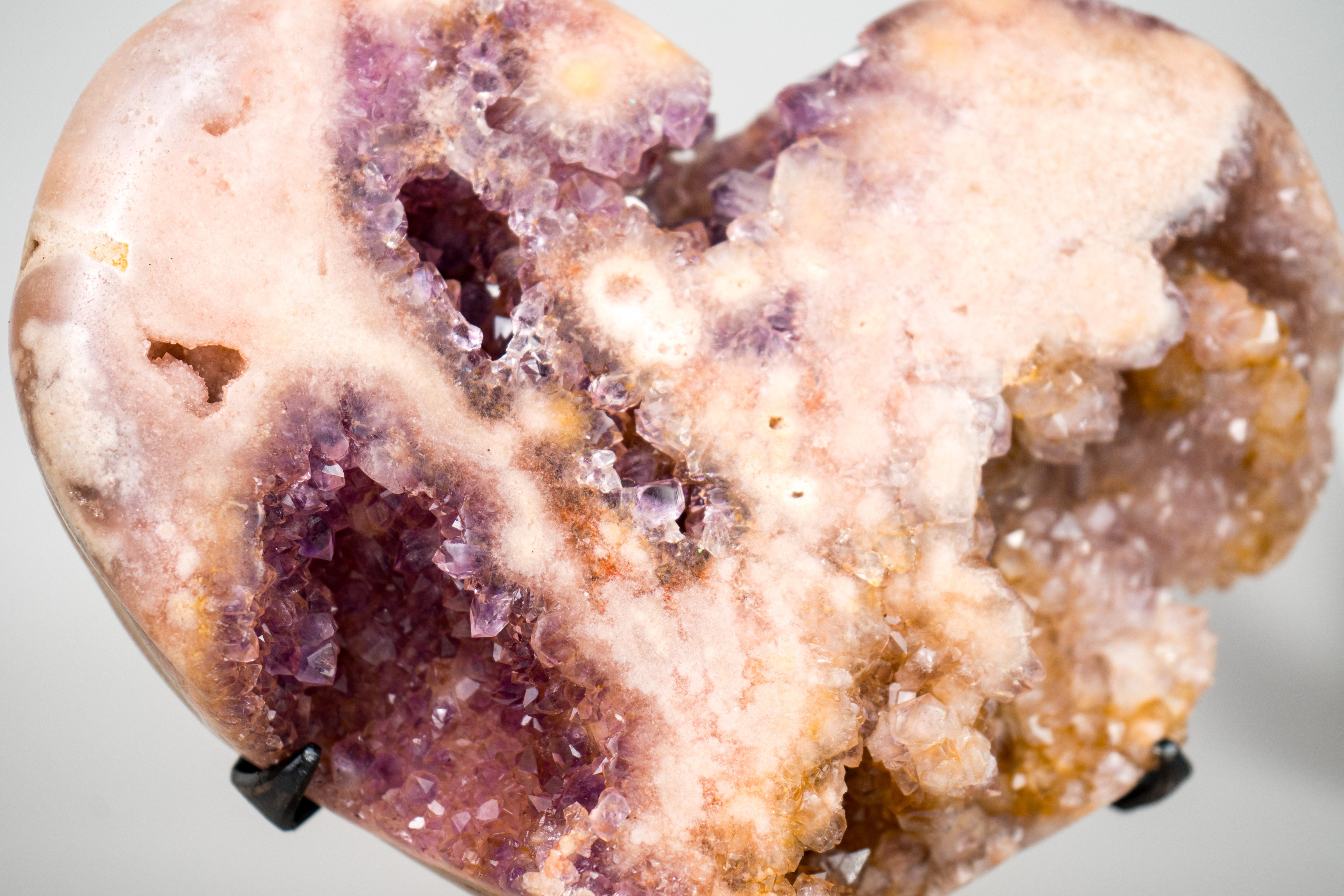 Brasiliano Raro cuore di ametista rosa con rosa e druzy giallo in vendita