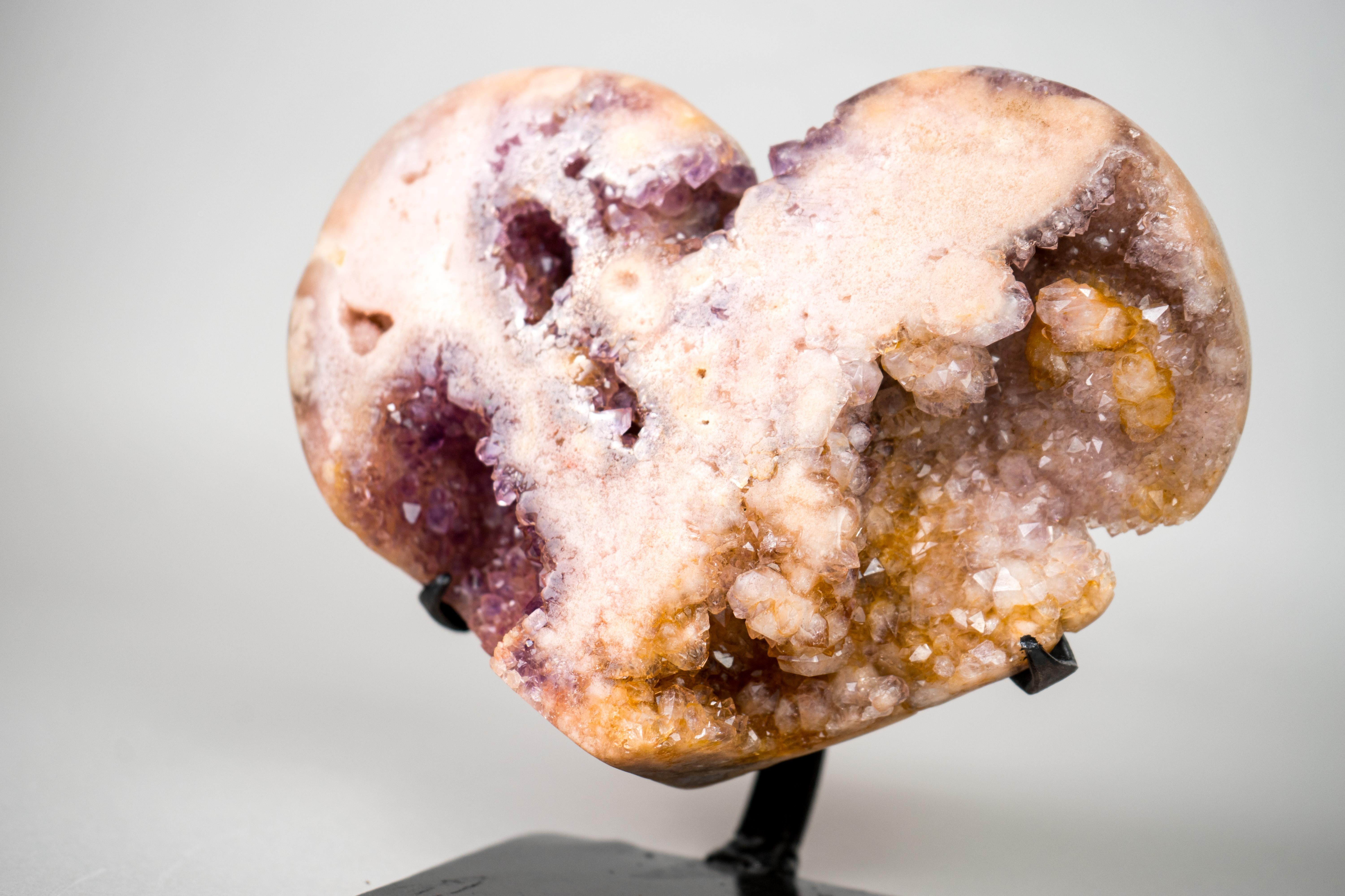 Cristallo Raro cuore di ametista rosa con rosa e druzy giallo in vendita