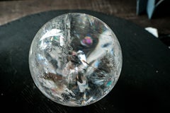 Grande sfera di quarzo trasparente come l'acqua con vivaci riflessi arcobaleno