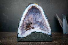 Rara geode di agata blu pizzo con drusa di ametista “galassia” azzurra