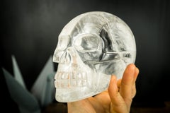 Crâne en quartz cristallin transparent, crâne humain sculpté à la main sur du quartz Diamantina