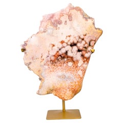 Fetta di geode di ametista rosa con druzy rosso scintillante
