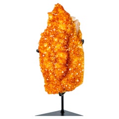 Raro grappolo di cristalli di citrino con calcite e formazioni stalattitiche