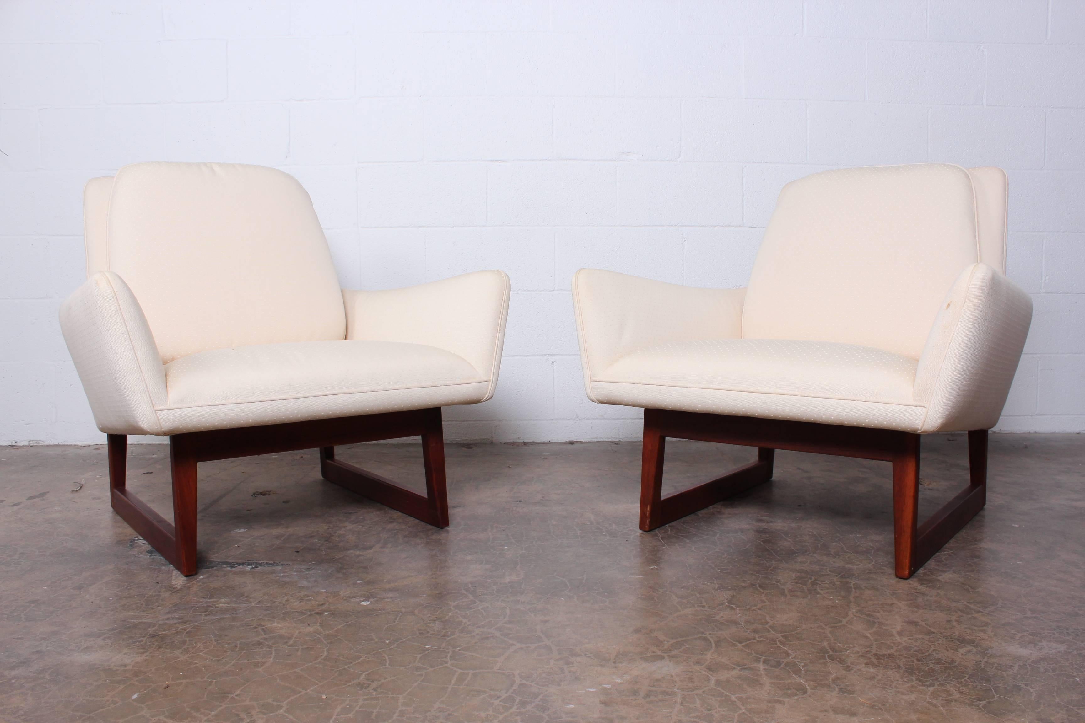 Pair of Lounge Chairs by Jens Risom 4