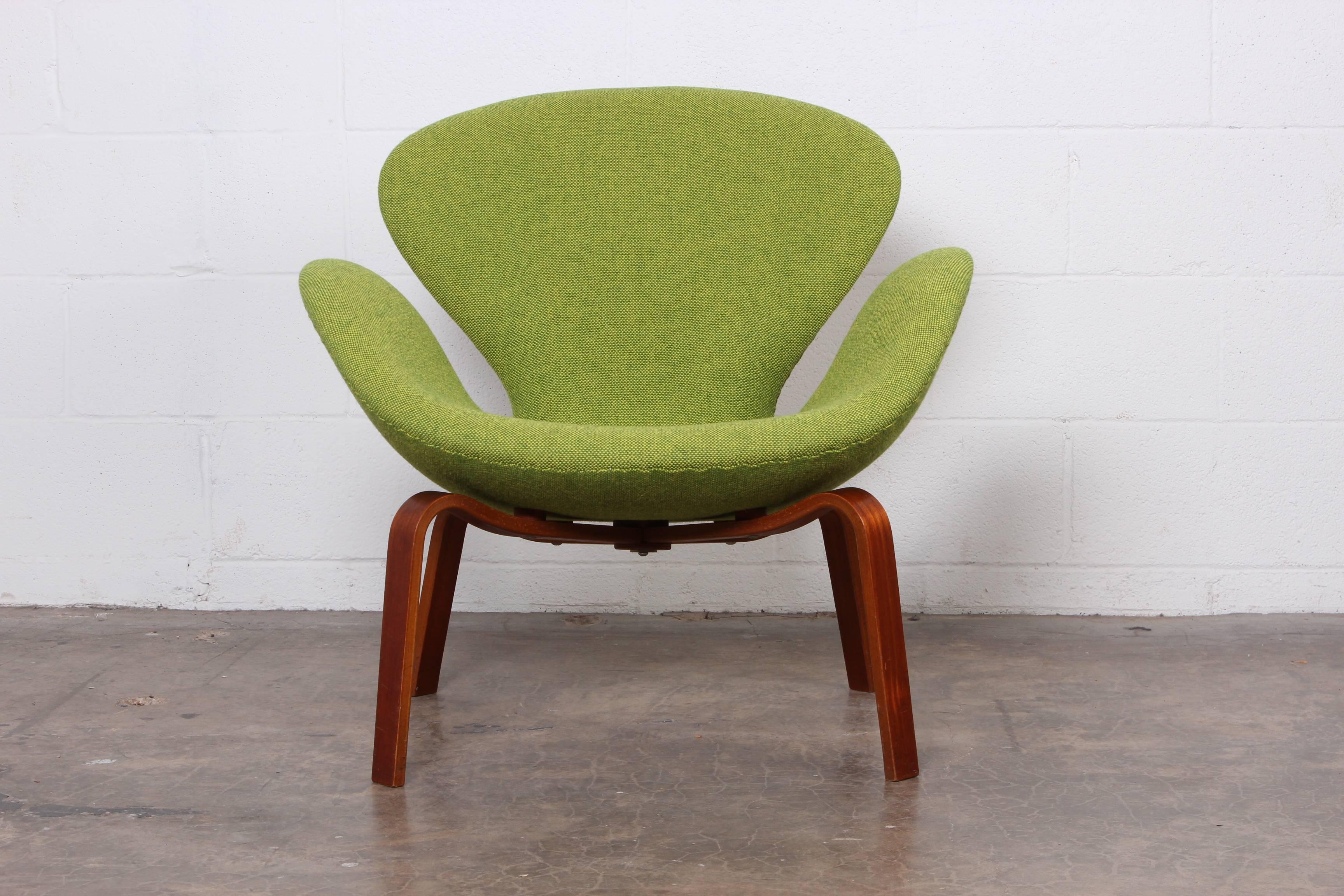 Mid-20th Century Early Swan Chair by Arne Jacobsen