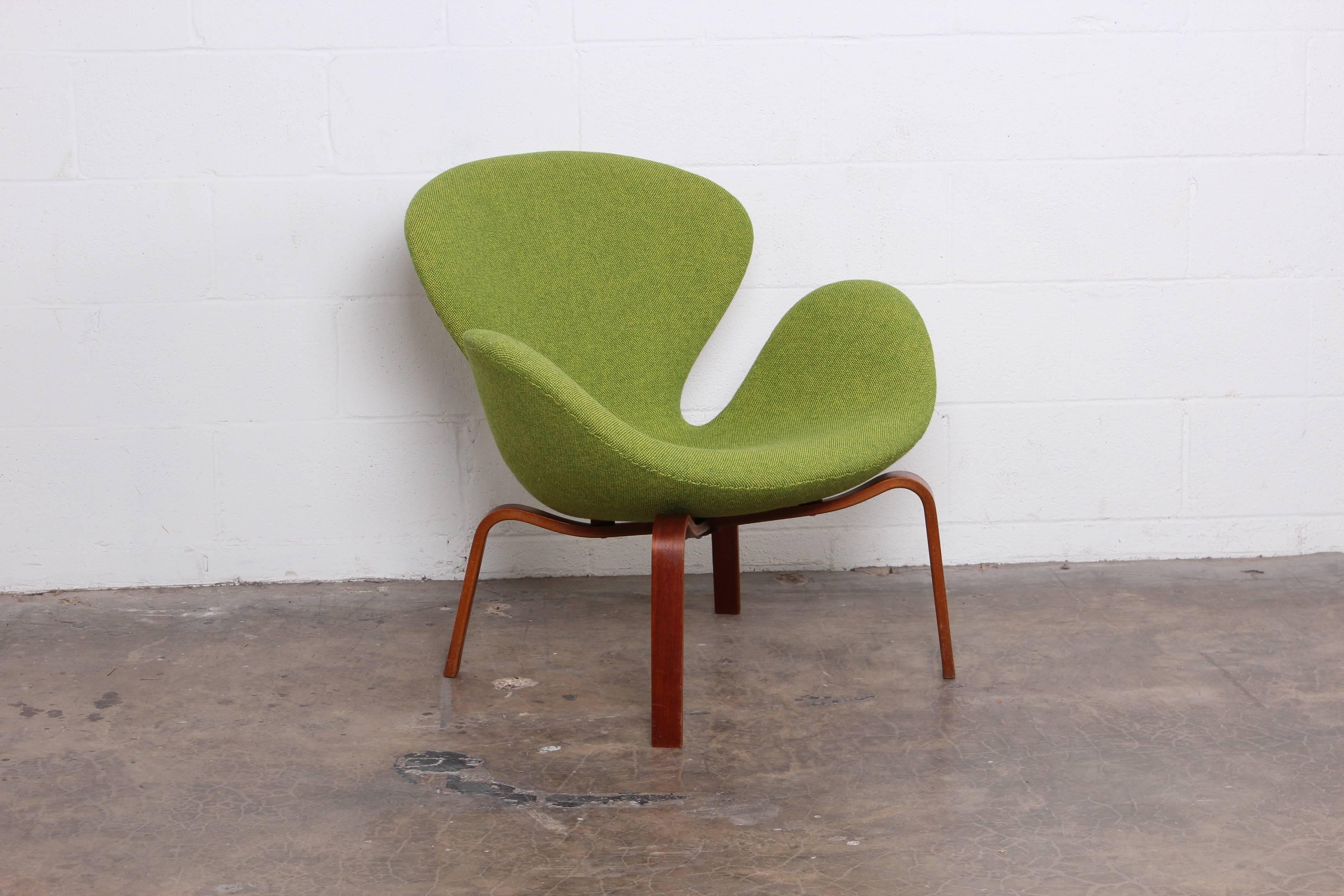 Early Swan Chair by Arne Jacobsen 1