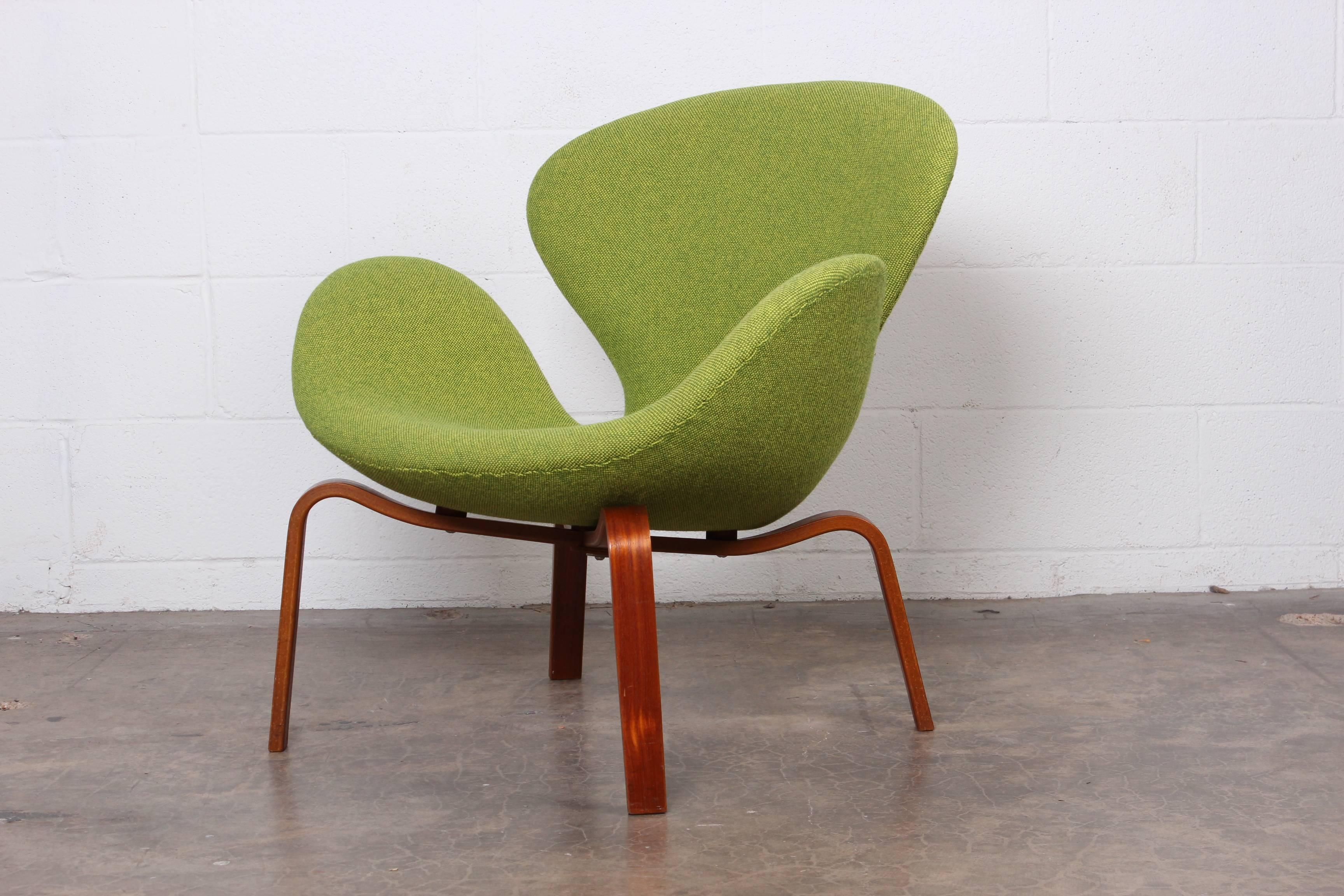 Early Swan Chair by Arne Jacobsen 3