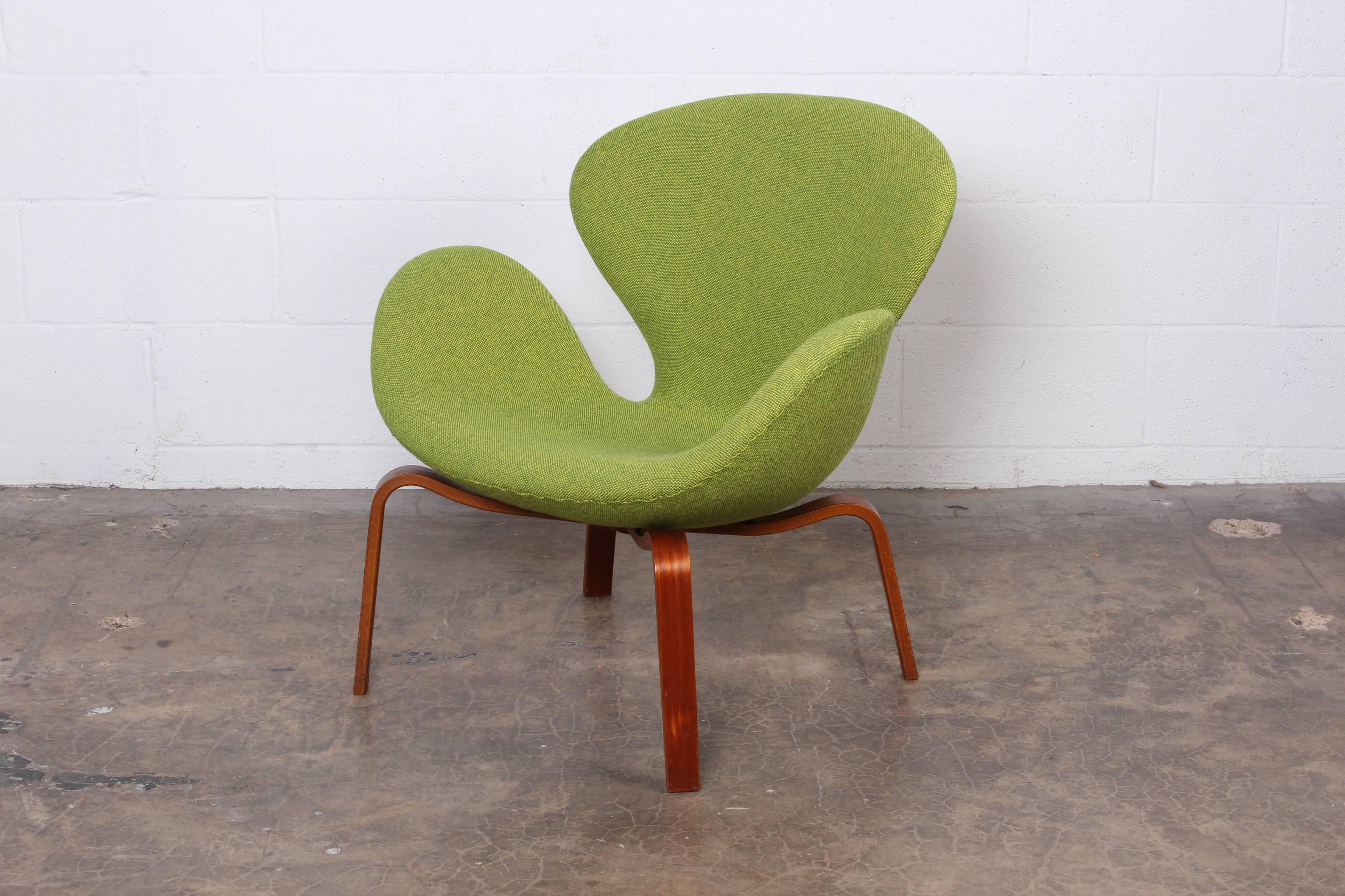 Early Swan Chair by Arne Jacobsen 4