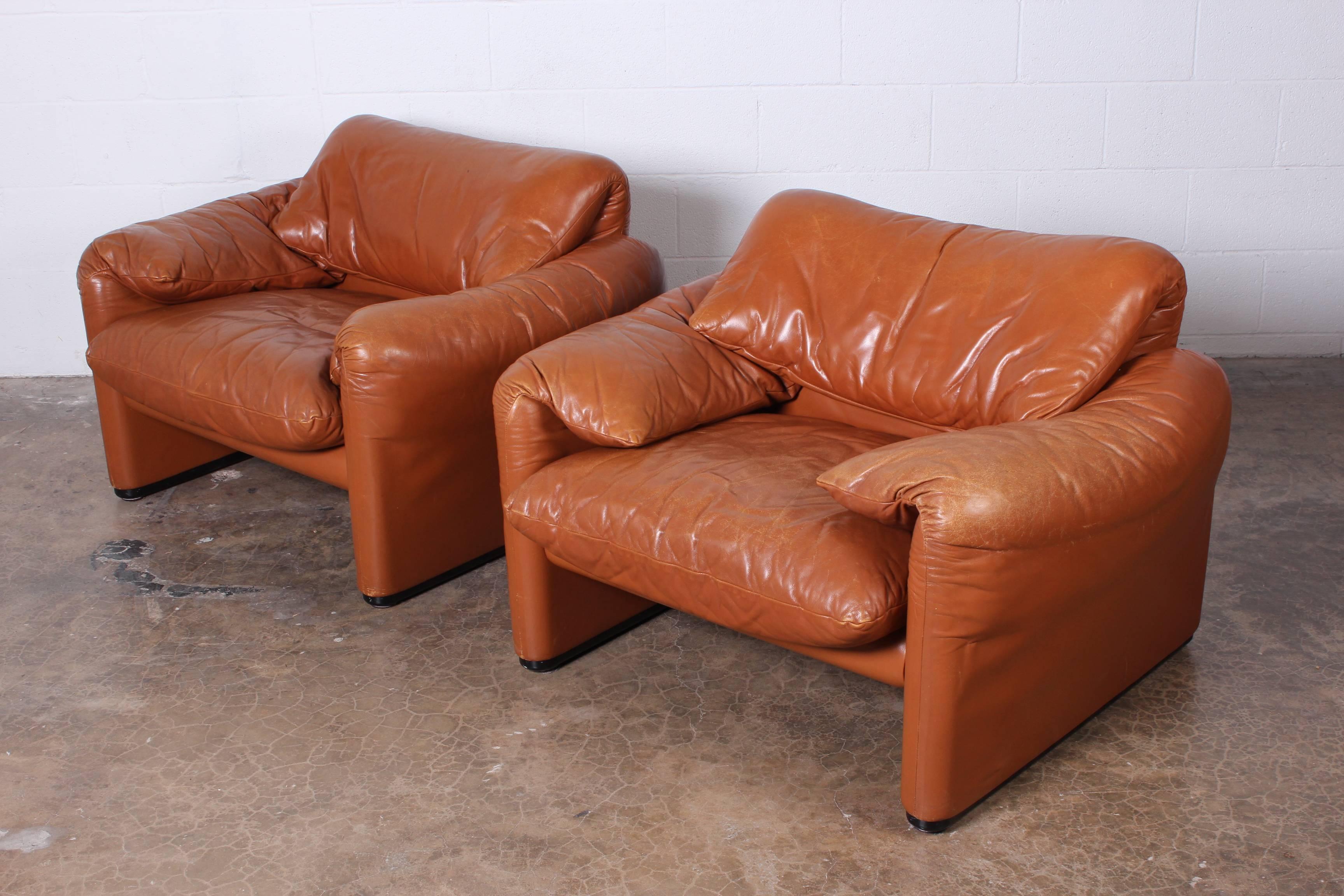 Pair of Maralunga Lounge Chairs by Vico Magistretti 3
