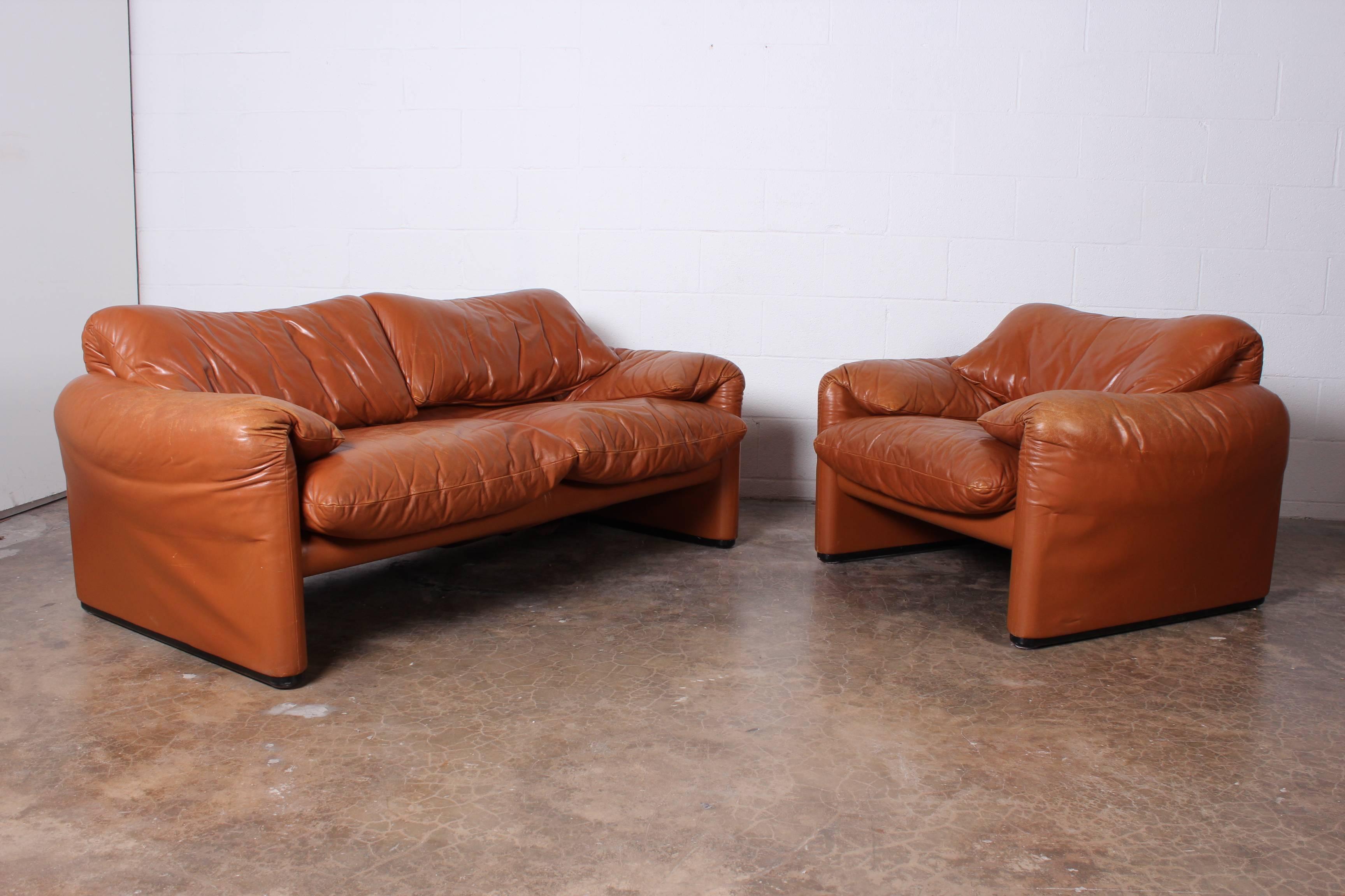 Pair of Maralunga Lounge Chairs by Vico Magistretti 4