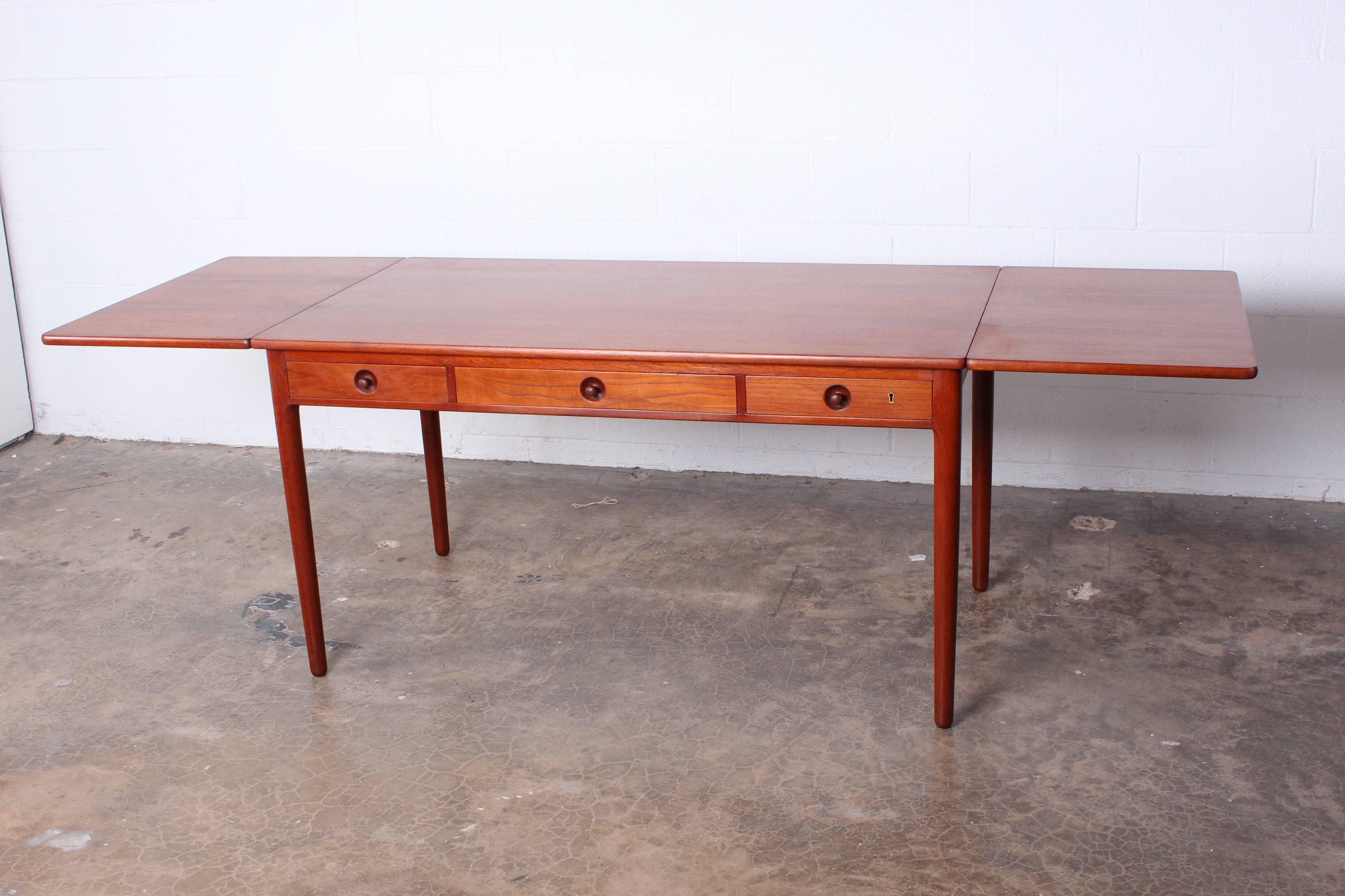A teak drop-leaf table or desk AT305 designed by Hans Wegner. 
Measure: 91