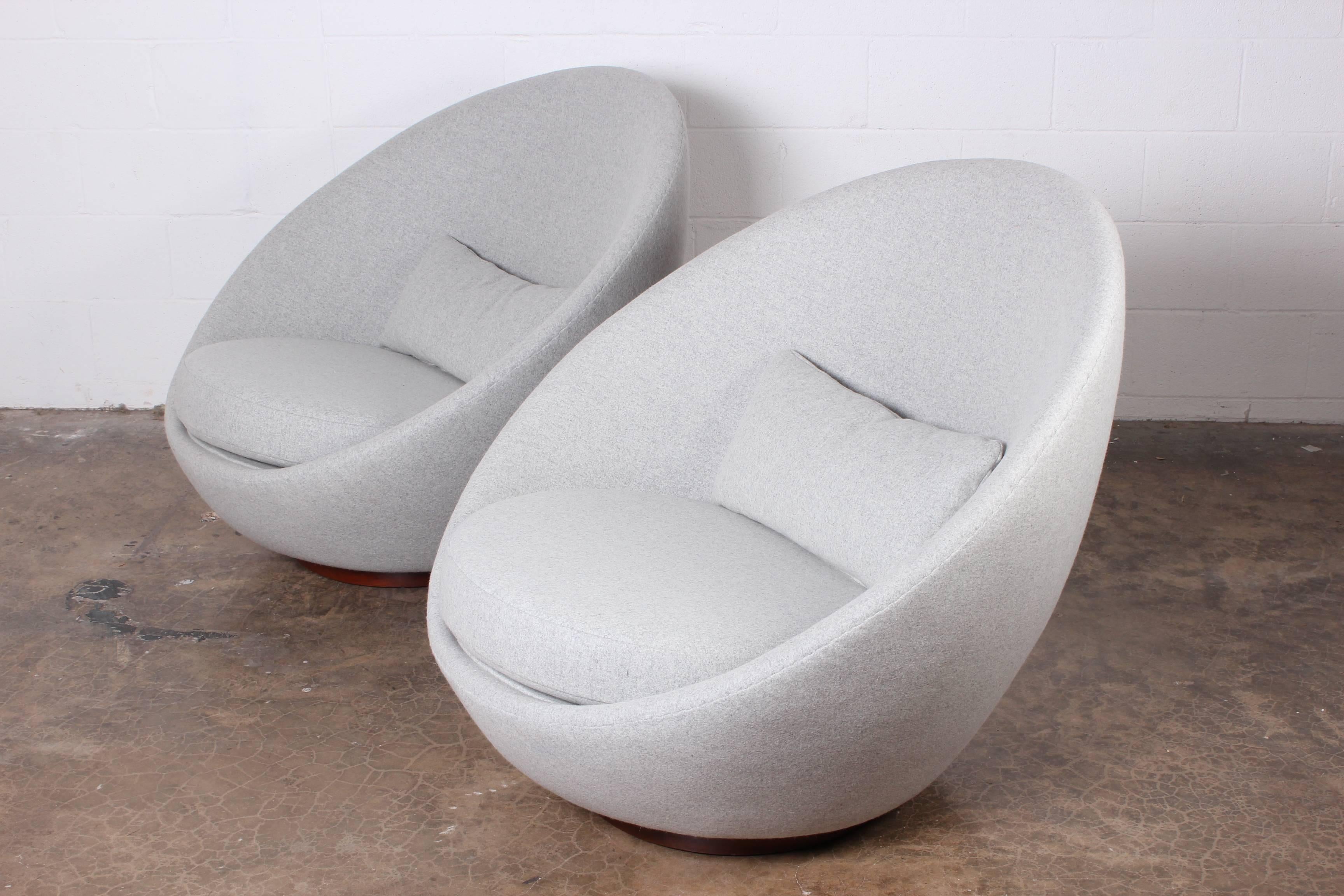 Mid-20th Century Pair of Rocking Swivel Chairs by Milo Baughman