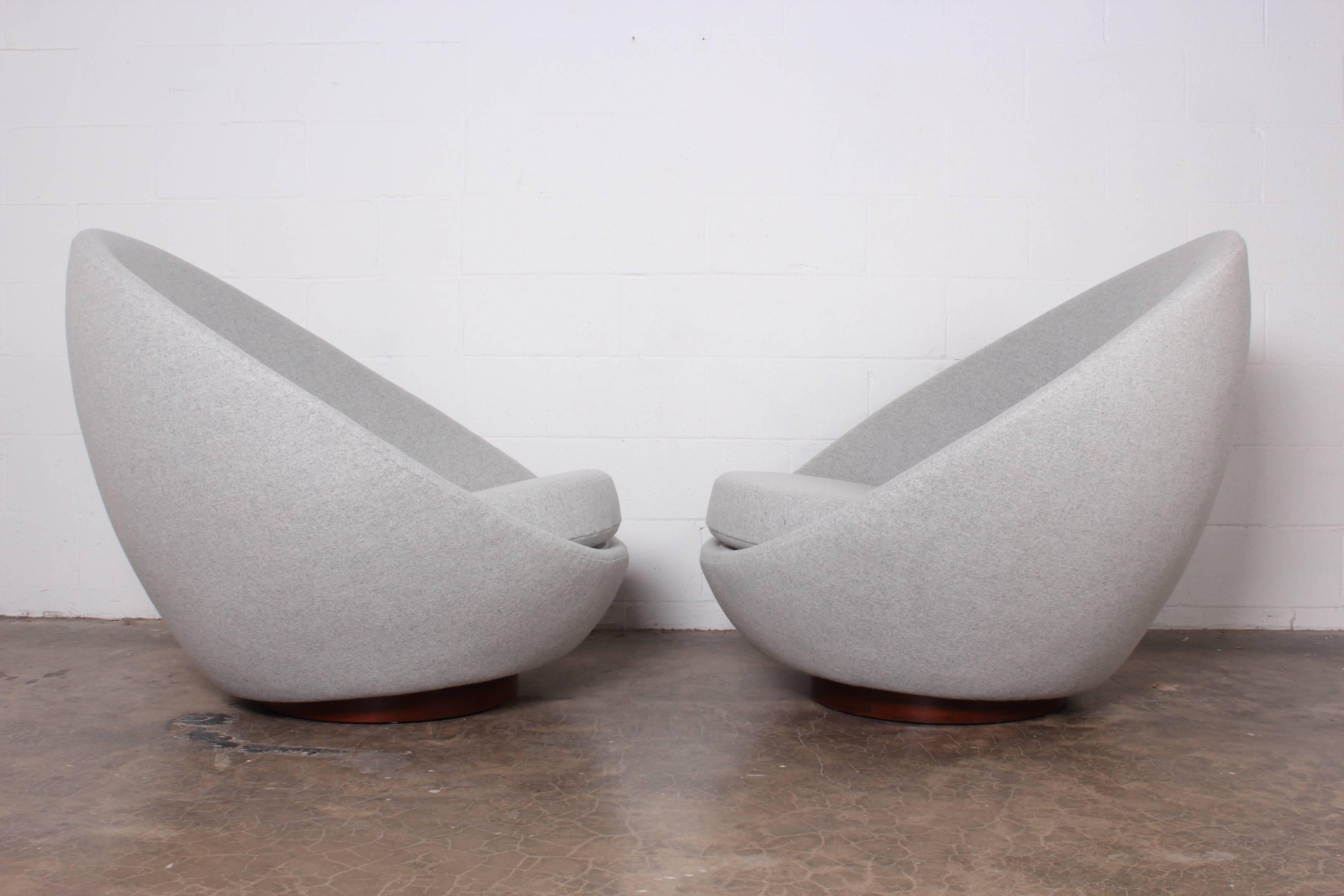 Pair of Rocking Swivel Chairs by Milo Baughman 5