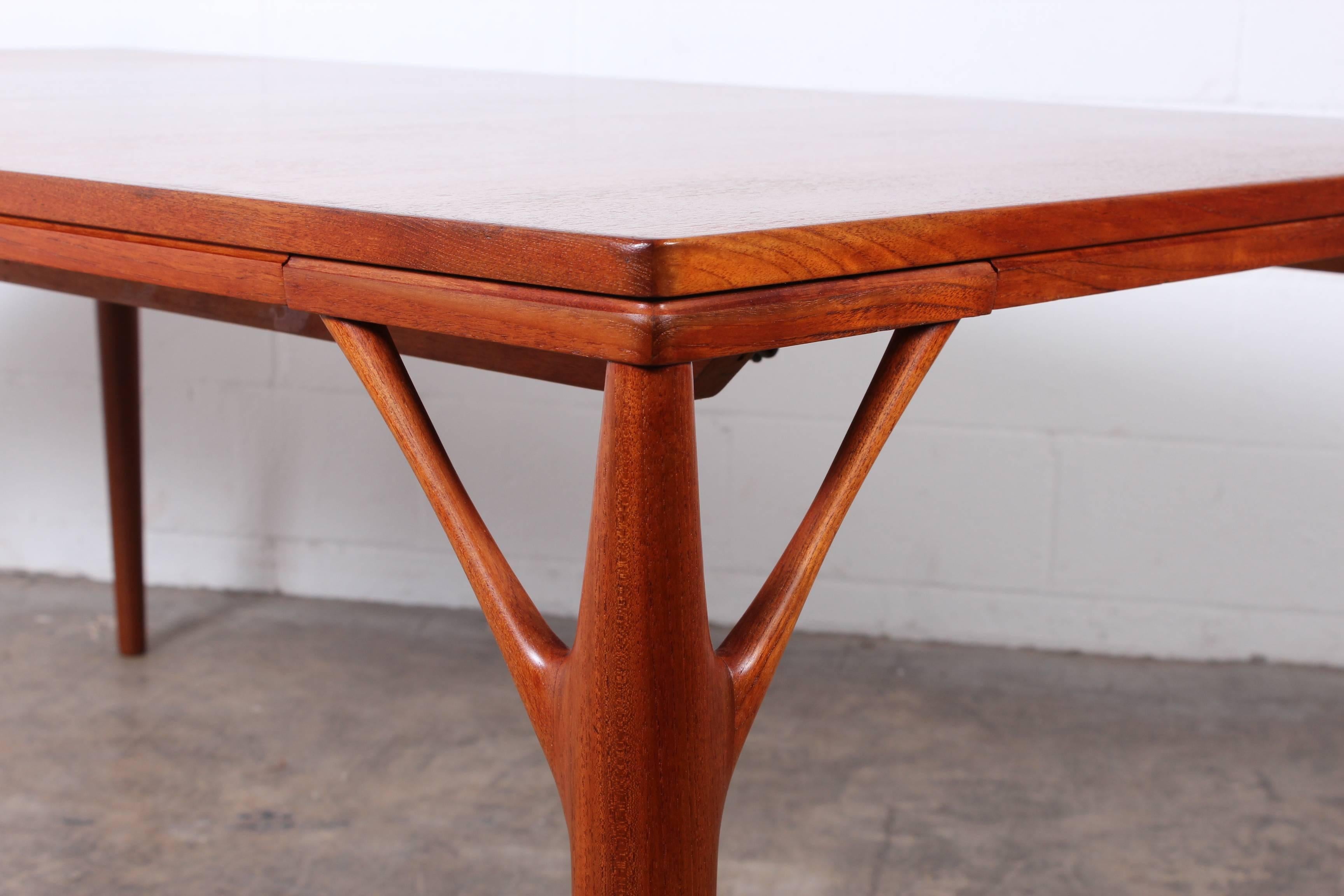 Sculptural Teak Dining Table In Good Condition In Dallas, TX