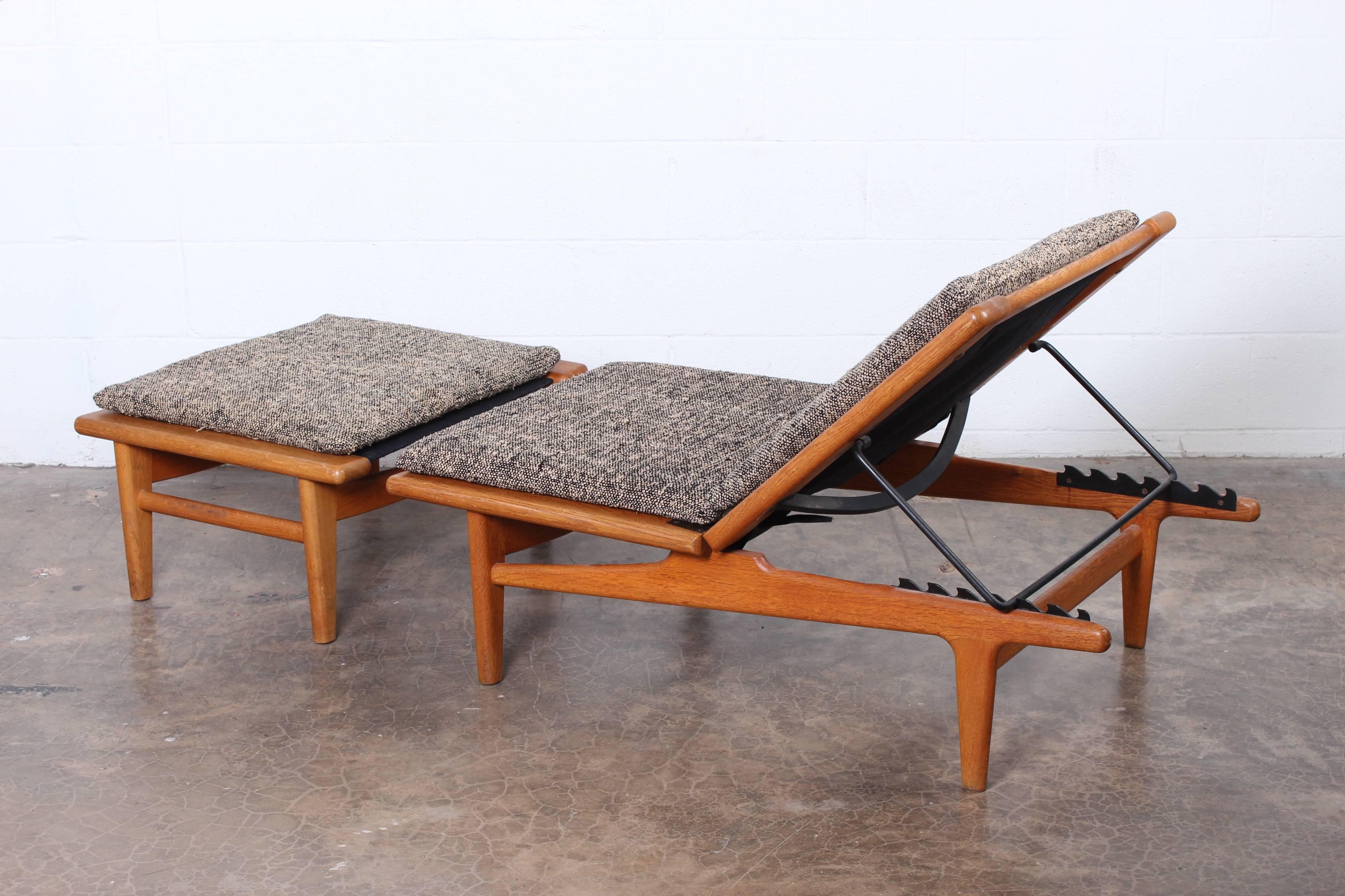 Pair of Oak Chaise Lounges by Hans Wegner 3