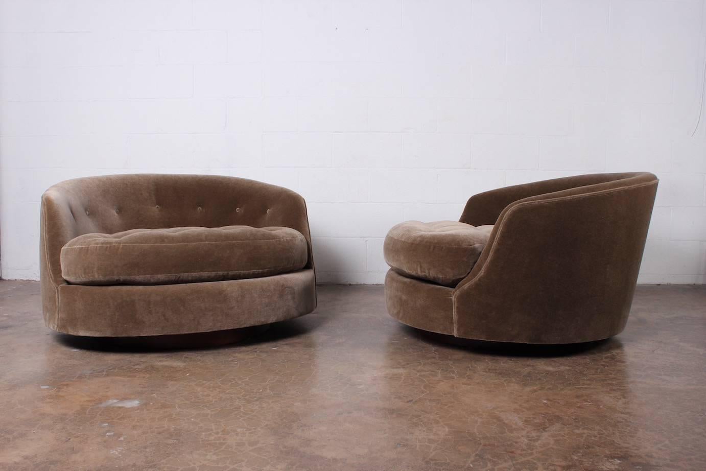Large Pair of Swivel Chairs Designed by Milo Baughman In Excellent Condition In Dallas, TX