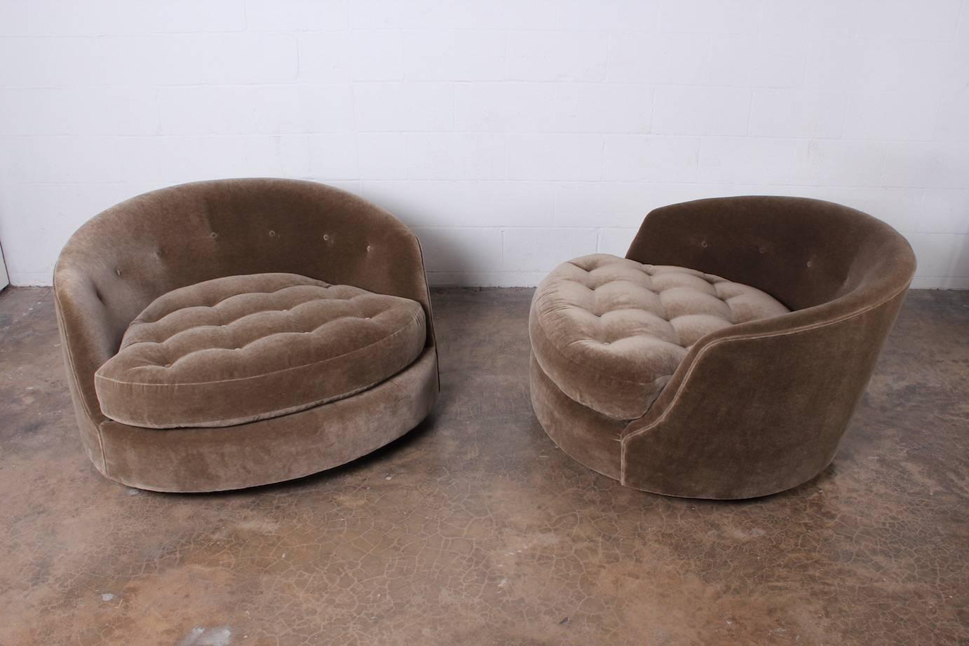 Large Pair of Swivel Chairs Designed by Milo Baughman 2