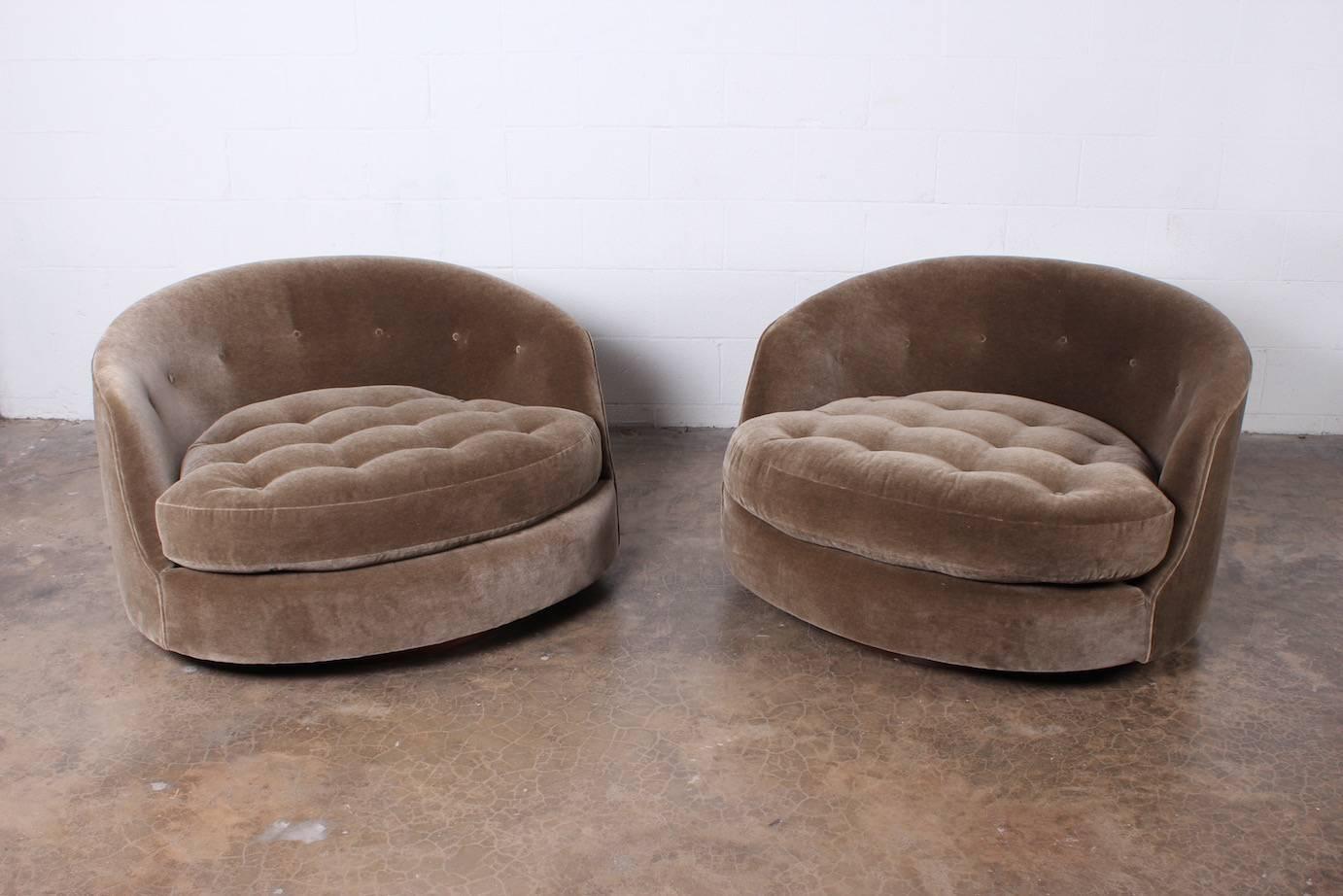 Large Pair of Swivel Chairs Designed by Milo Baughman 3