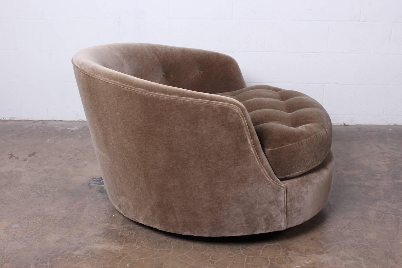 Large Pair of Swivel Chairs Designed by Milo Baughman 5