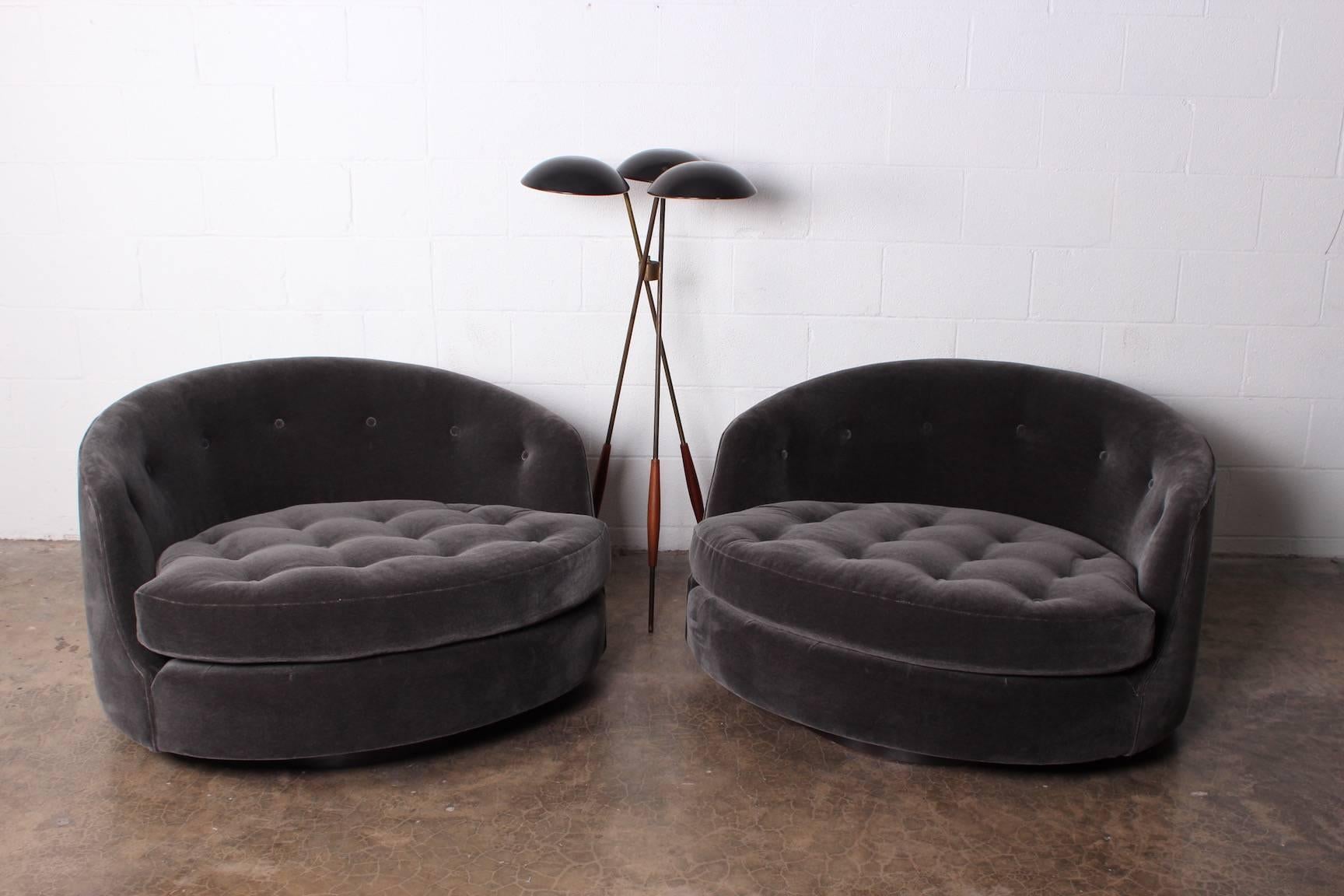 Large Pair of Swivel Chairs Designed by Milo Baughman 5