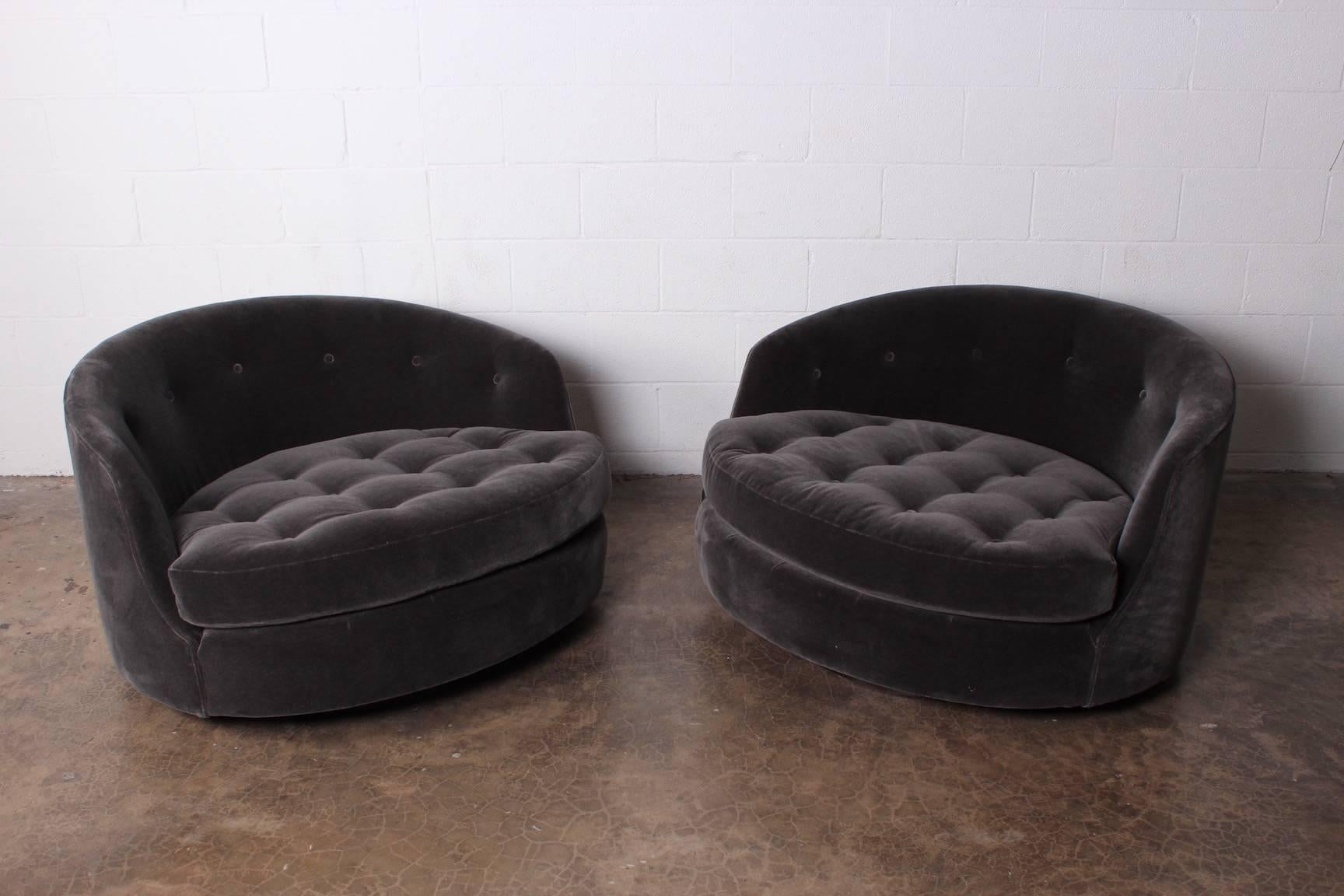 Large Pair of Swivel Chairs Designed by Milo Baughman In Excellent Condition In Dallas, TX