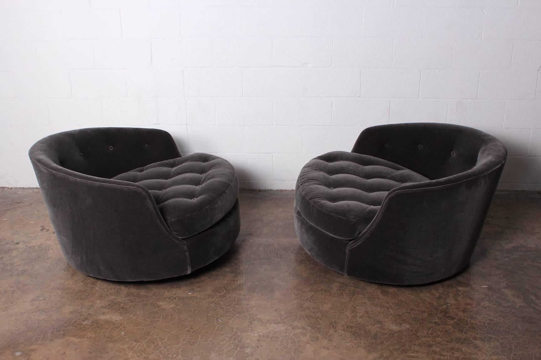 Large Pair of Swivel Chairs Designed by Milo Baughman 1