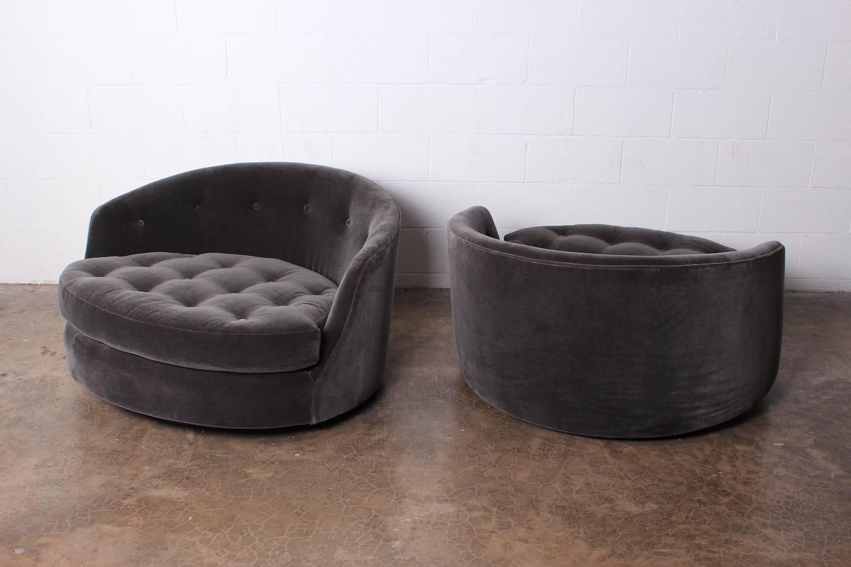 Large Pair of Swivel Chairs Designed by Milo Baughman 4