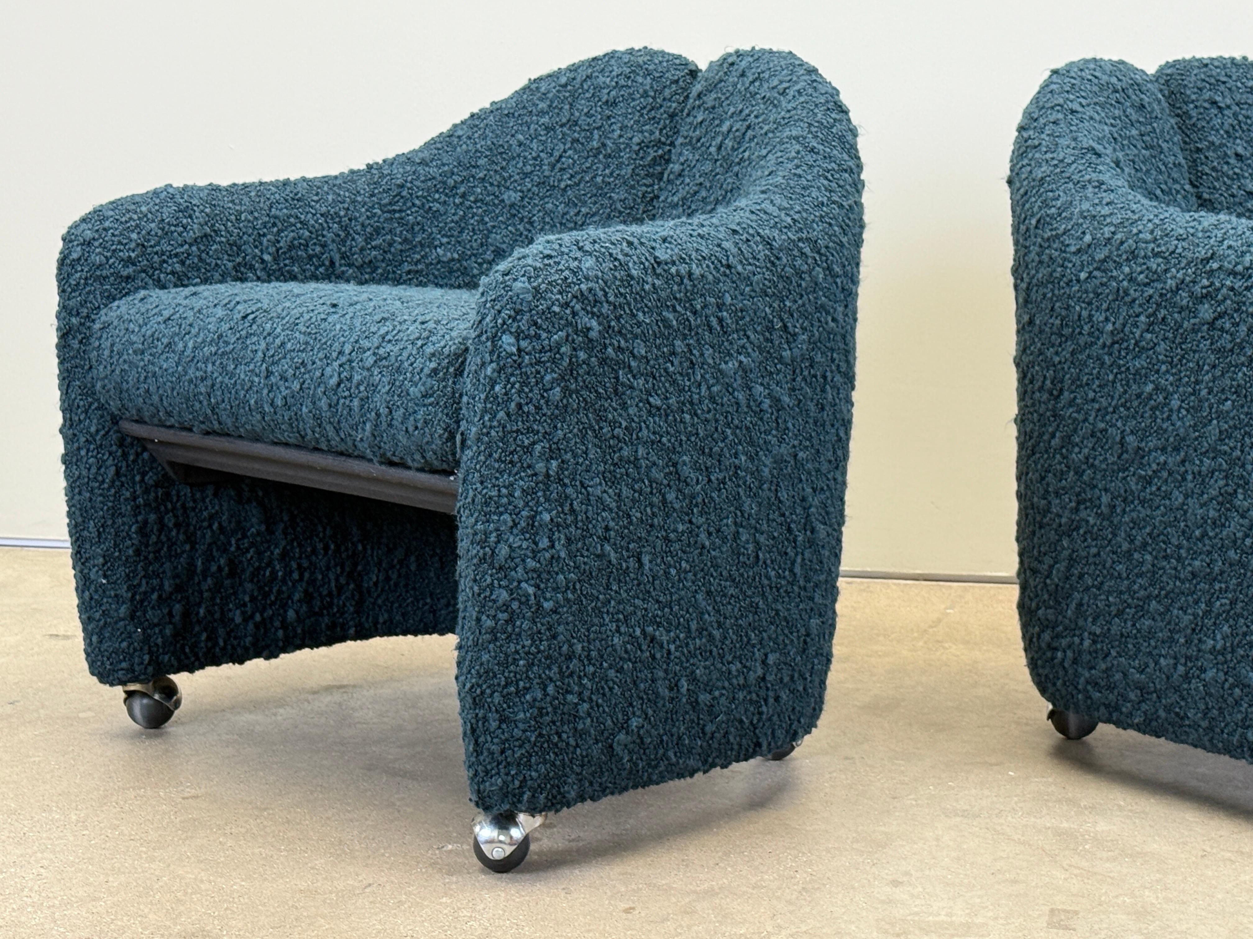 Ein Paar Loungesessel P142 von Eugenio Gerli für Tecno, neu gepolstert mit 
Stoff Zink / Sagone / Electric Teal. 