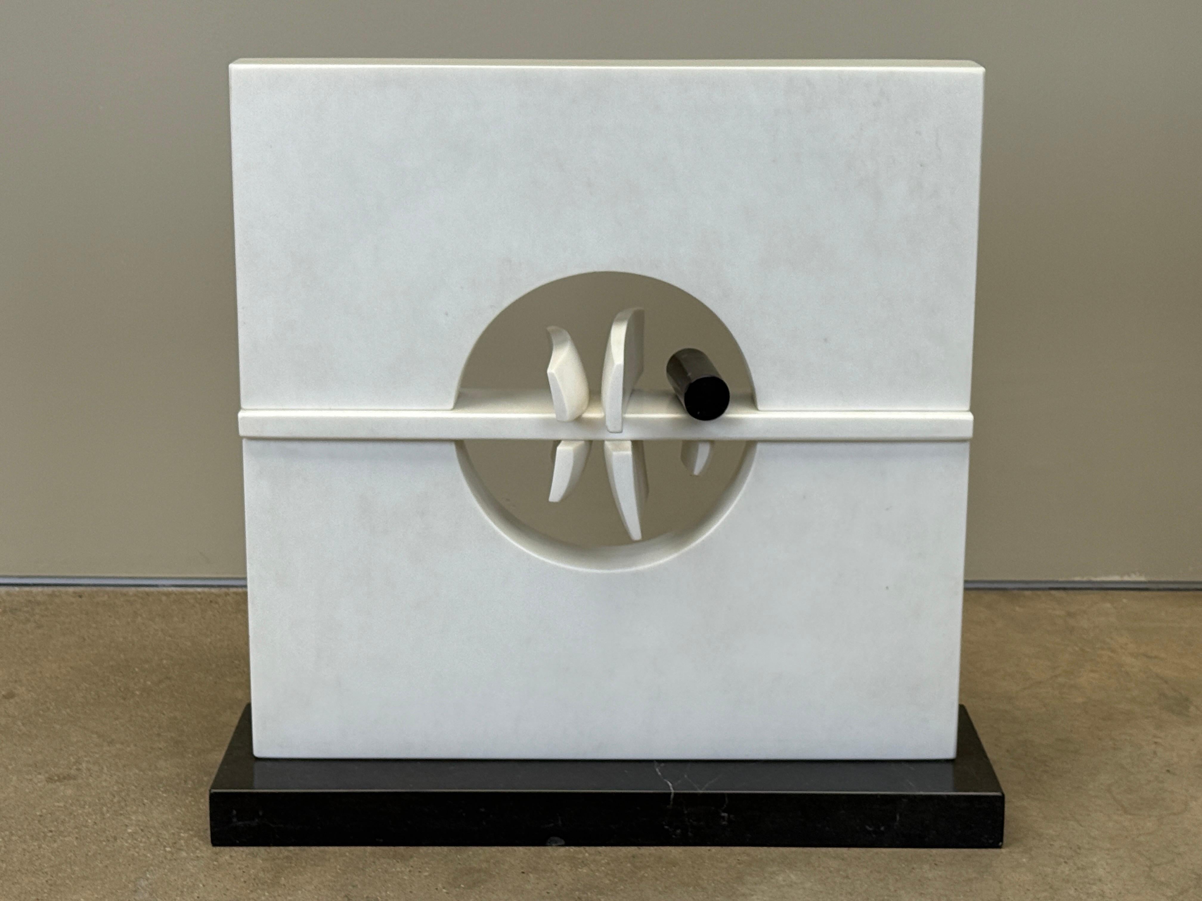 Una grande scultura di Ben Goo in marmo bianco del Vermont e marmo nero del Tennessee. Dalla Collezione Georgia e Charles Loloma. 