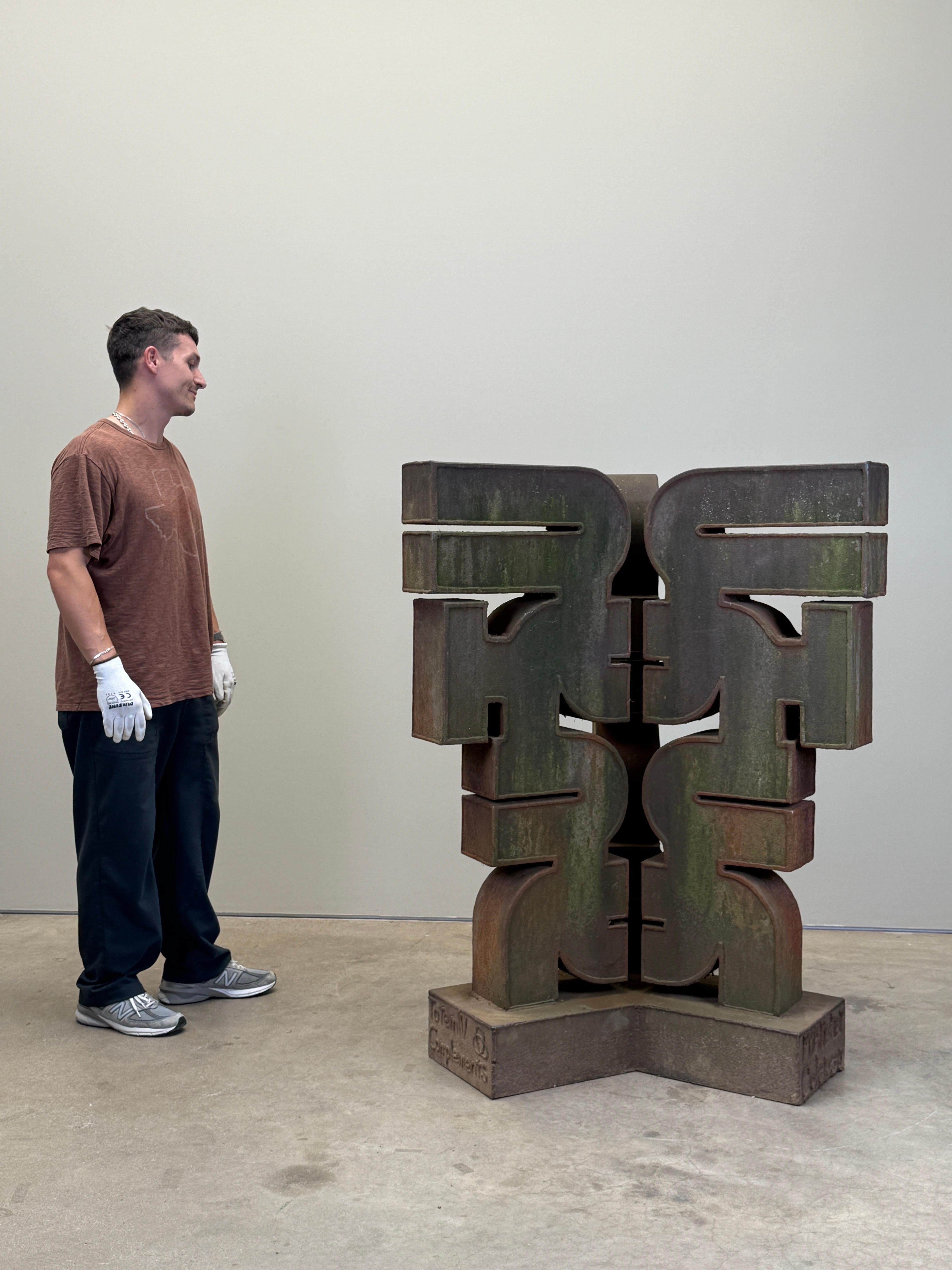 Totem IV Complements è una scultura in acciaio di grandi dimensioni creata nel 1972 da McAlister Coleman. La sua serie intitolata Western Totems, di cui questa è una delle opere, è stata creata utilizzando equazioni matematiche per esprimere